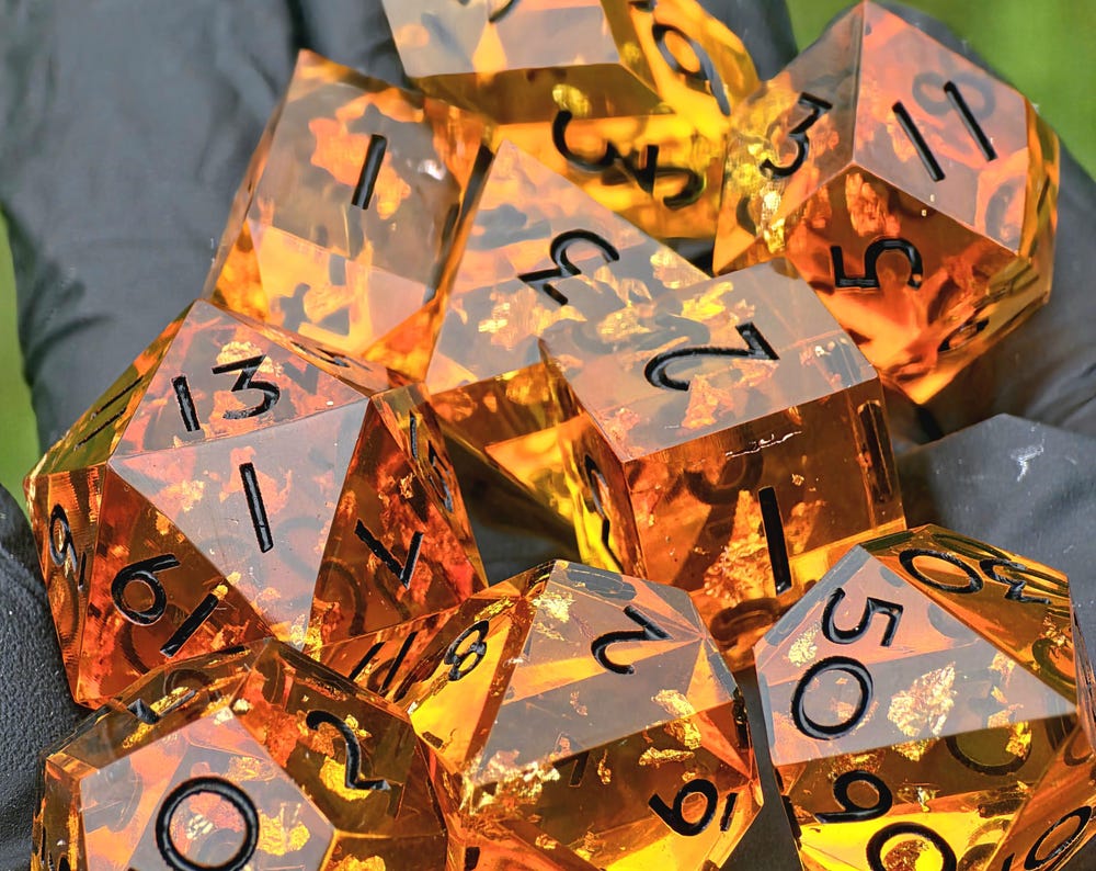 Polyedrisches DnD-Würfelset 9 Stück – Amber Bernstein Dice Set | Handgemachte Resin Würfel in Gold Orange Transparent | Kristall & Raute