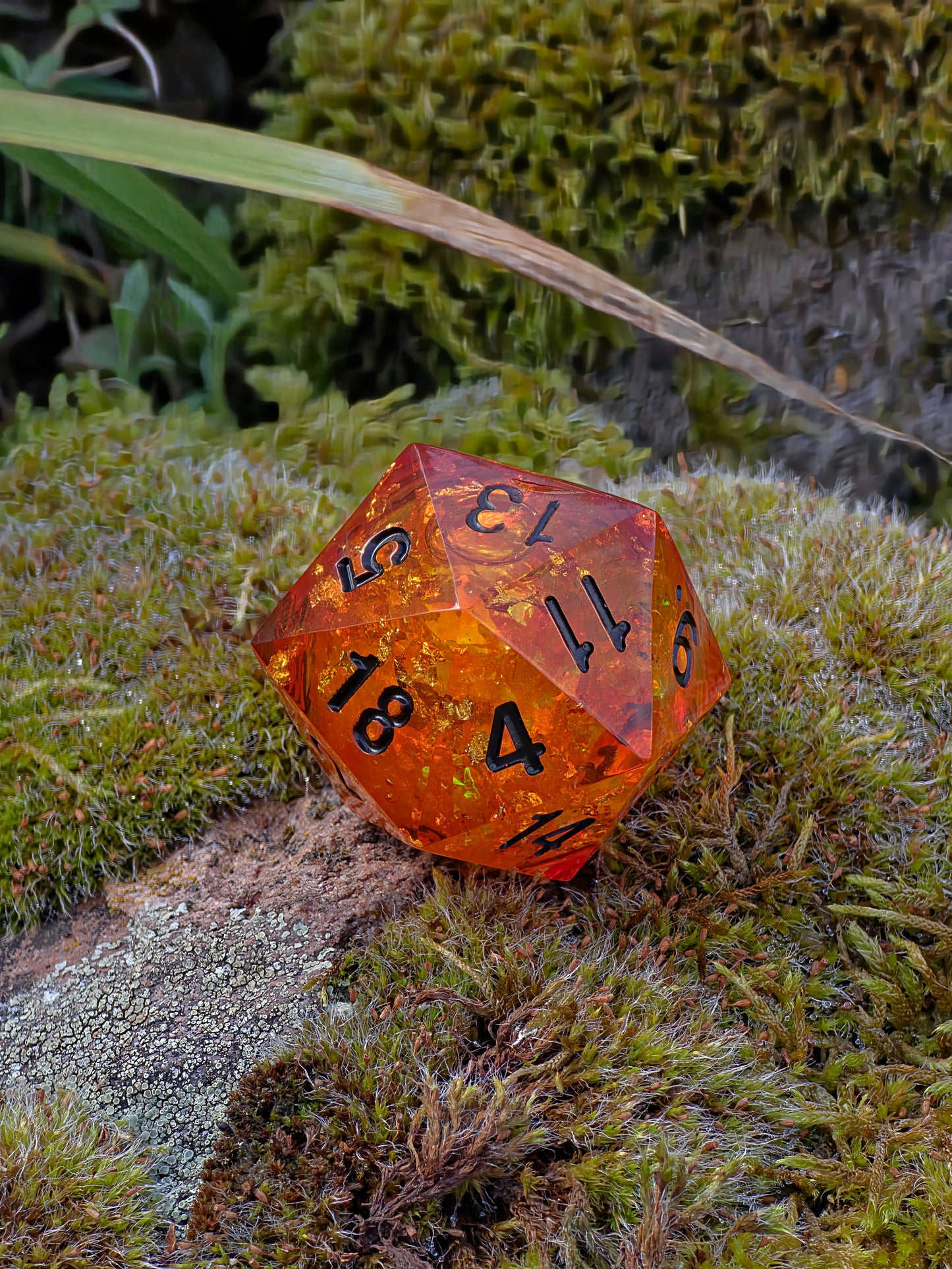 Polyedrischer D20 Würfel 35mm – Liquid Core Bernstein Amber Look – Handgemachter Resin Würfel für DnD, TTRPG & Sammler
