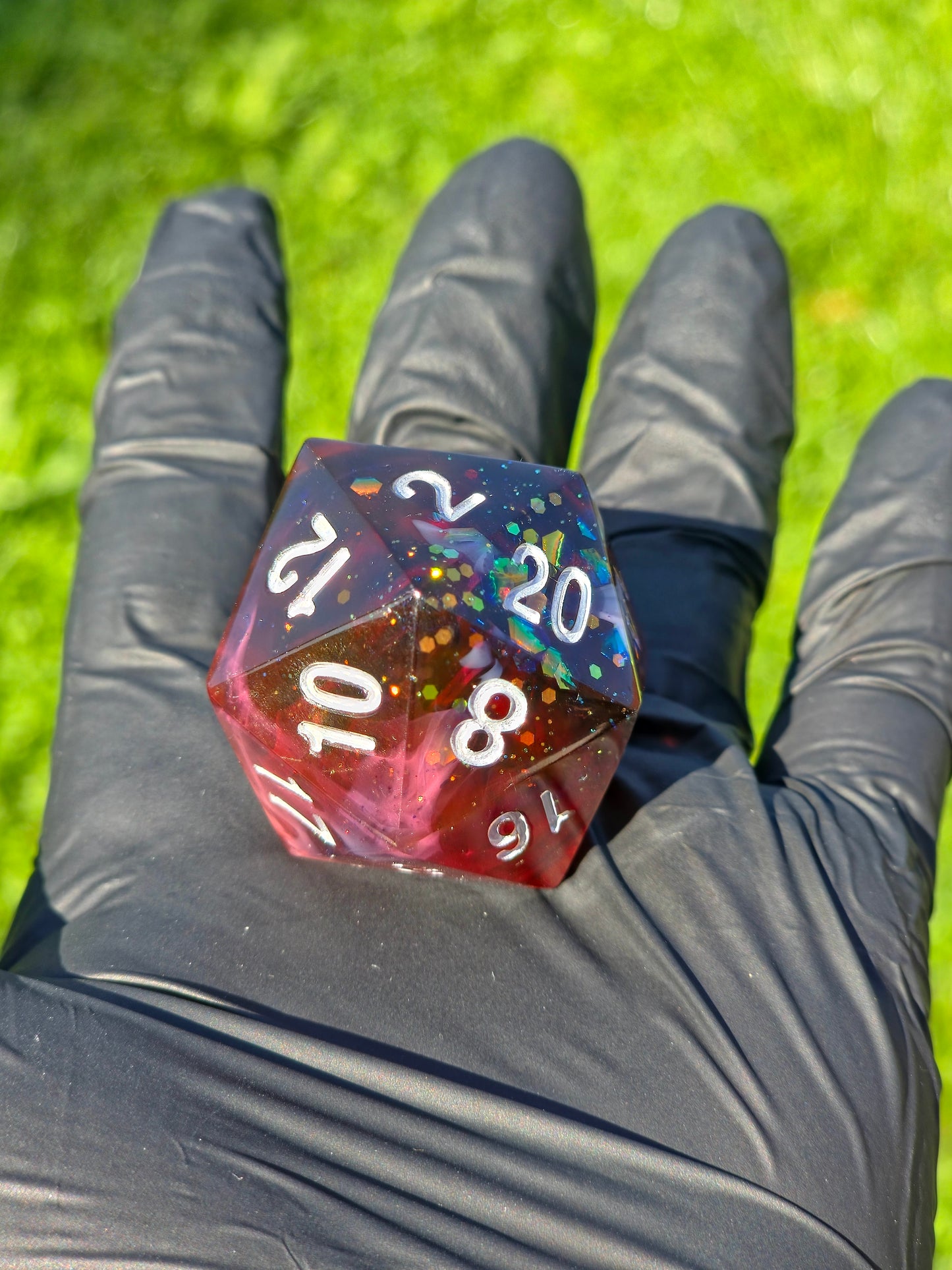 Polyedrischer D20 Chonk Würfel 35mm – Blood & Mist Dice | Handmade DnD Würfel | Vampir Gothic Fantasy Dice – Rot, Weißer Nebel, Schwarz