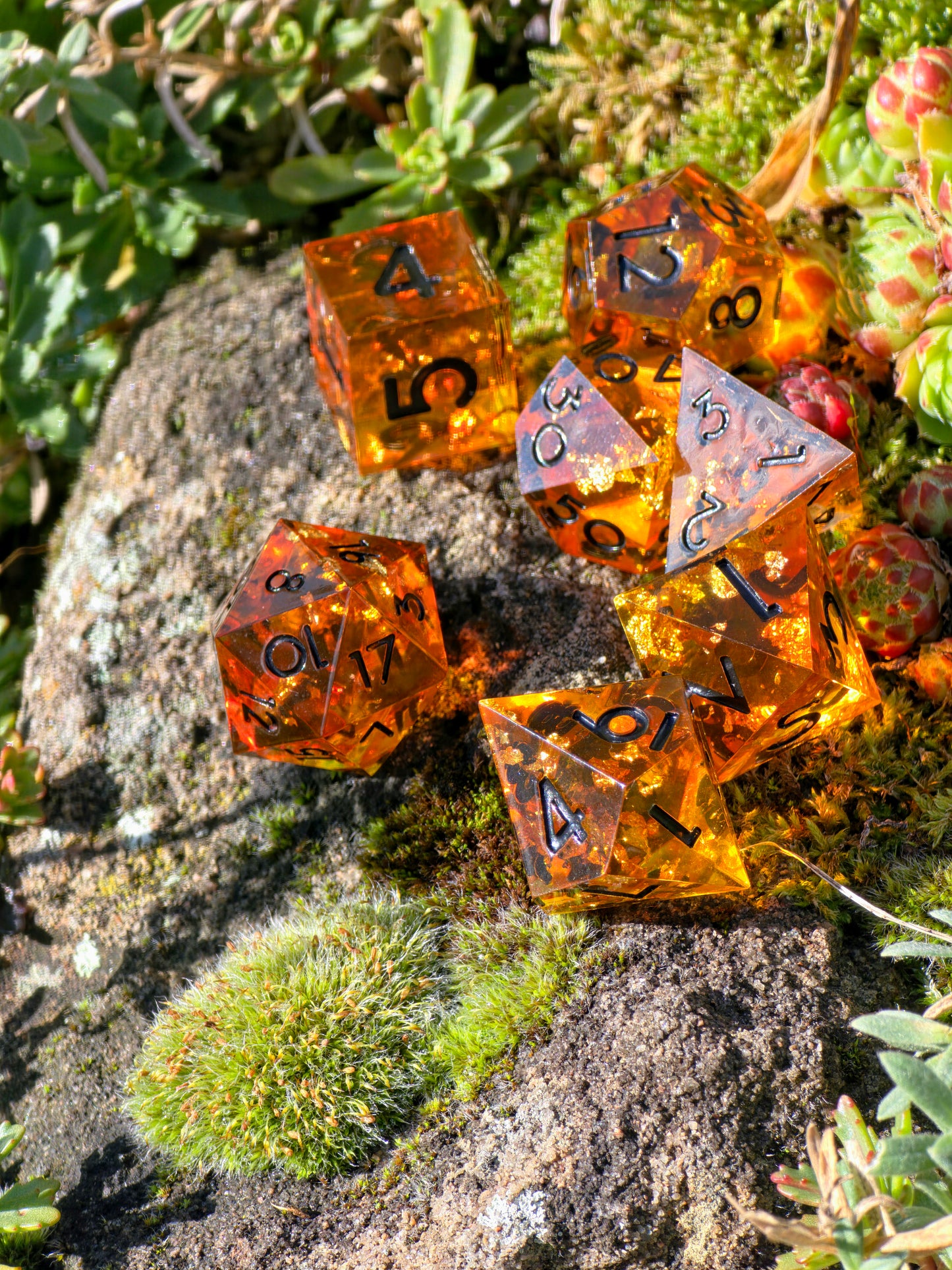 Polyedrisches DnD-Würfelset 7 Stück – Amber Glow Dice Set | Handgemachte Resin Würfel in Gold Orange Transparent mit Bernstein-Stil | TTRPG