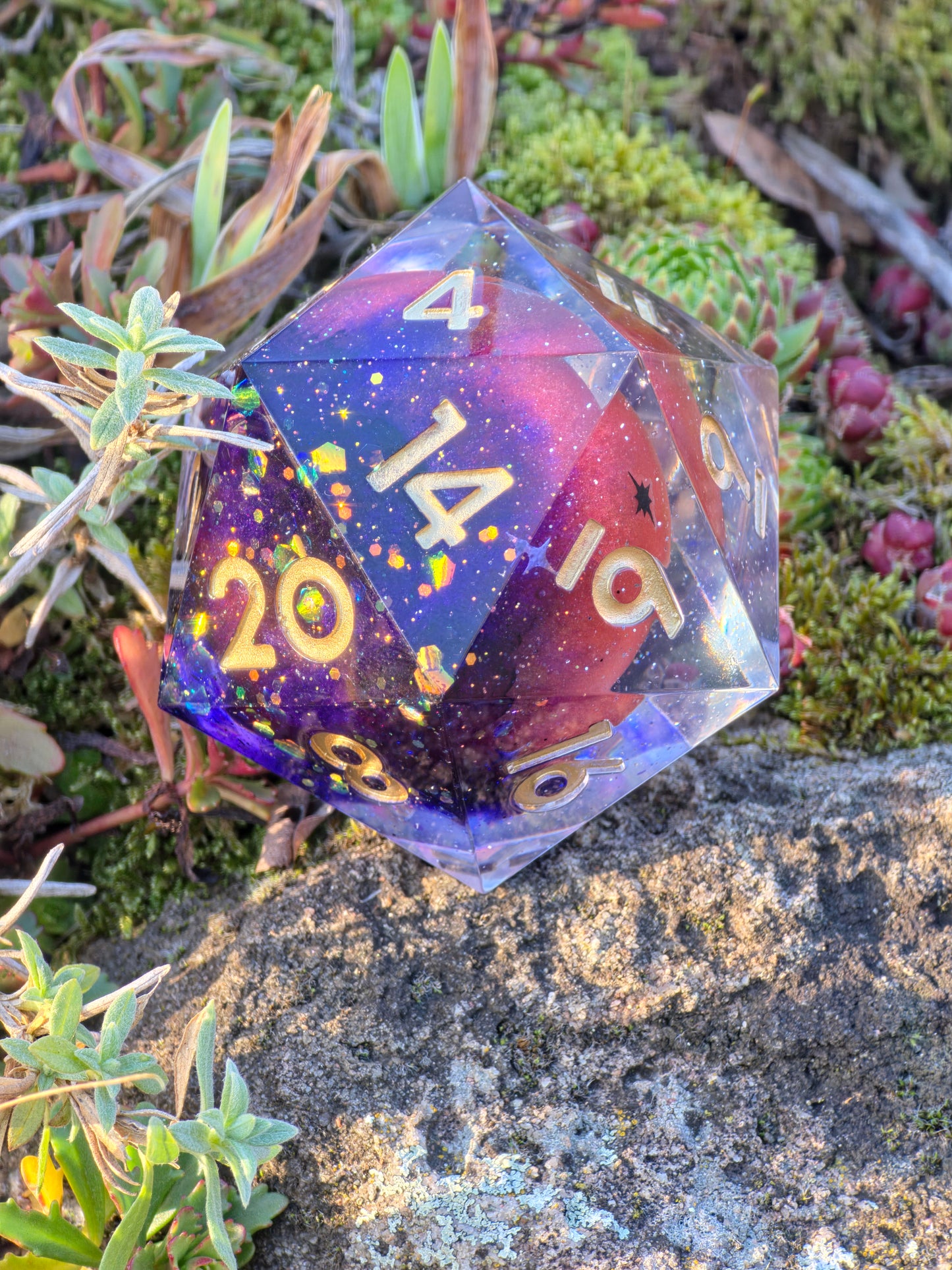 Polyedrischer D20 XL 55 mm – Planet Mars Dice | Handgemachter Resin Würfel mit Galaxie-Effekt & Goldzahlen | Universum Würfel für DnD, TTRPG