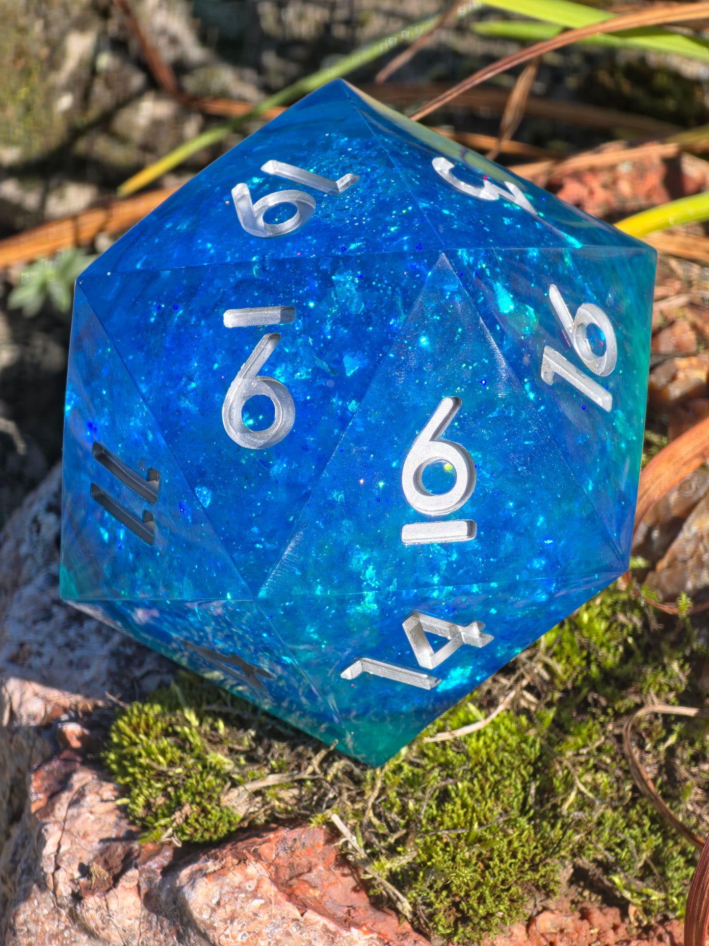 Polyedrischer Jumbo D20 Liquid Core Würfel 90–100 mm – Ocean Blue Türkis Glow Dice | Handgemachter XXL Resin Würfel mit Liquid Core Flüssig
