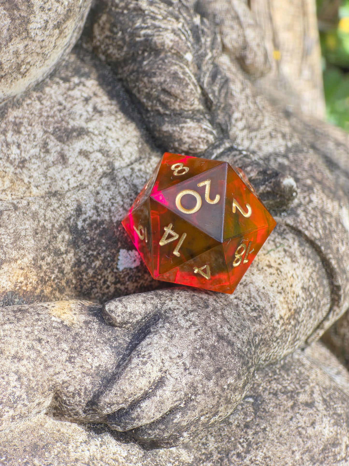 Polyedrischer Einzelner D20 – Fire Amber Cloud Dice | Handgemachter W20 Würfel aus Resin in Rot Gold Transparent mit schwarzem Cloud-Effekt