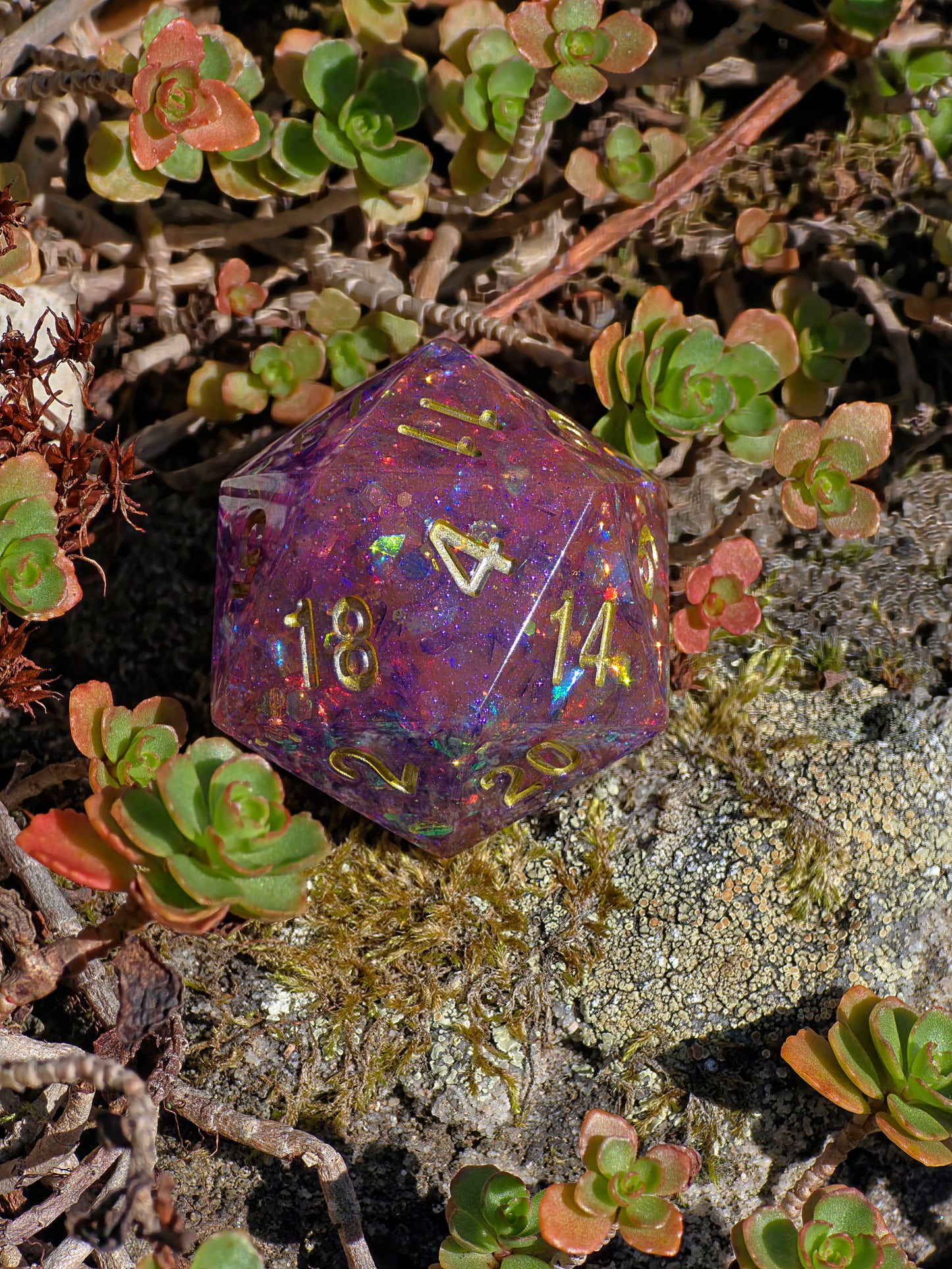Polyedrischer D20 Würfel 35mm – L Format Chonk Dice | Handgemachter RPG Würfel in Violett Rosa mit Galaxy Schimmer & Goldzahlen für DnD