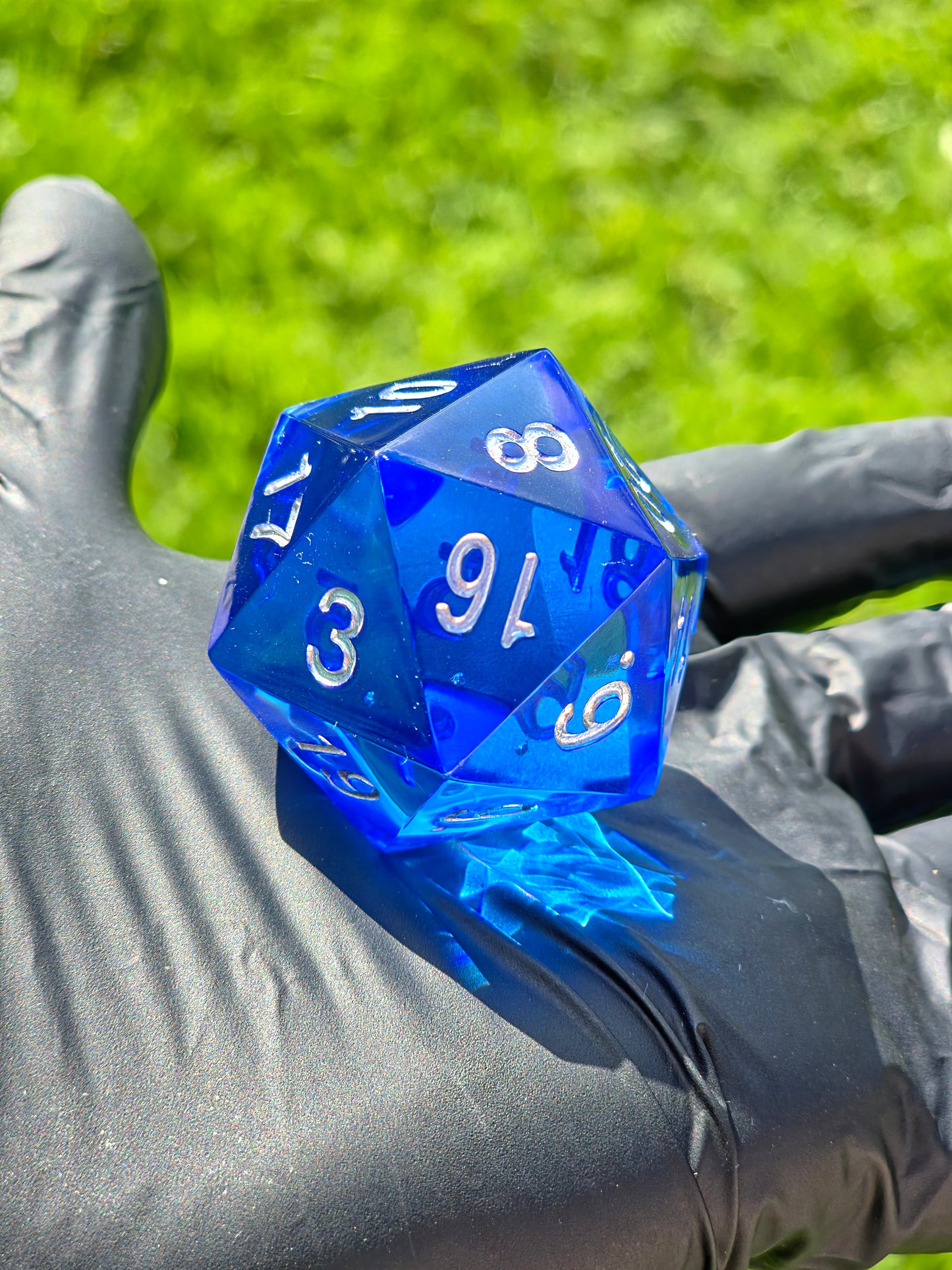 Großer Polyedrischer D20 Würfel 35 mm – Ocean Blue Crystal Dice | Handgemachter Resin Würfel in Tiefblau mit Silberzahlen | TTRPG DnD