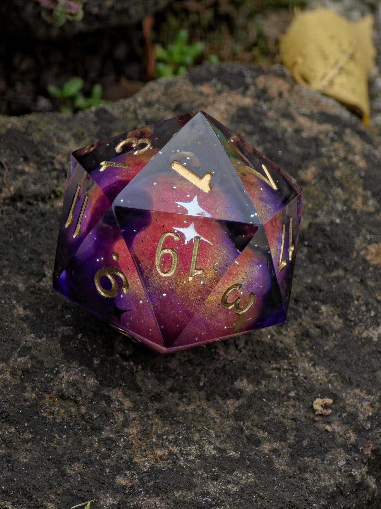 Planet Meteorite Galaxy D20 Würfel 35mm – Handgemachter Polyedrischer Resinwürfel mit goldenen Zahlen & Sternen | DnD Pen and Paper | Einzelwürfel