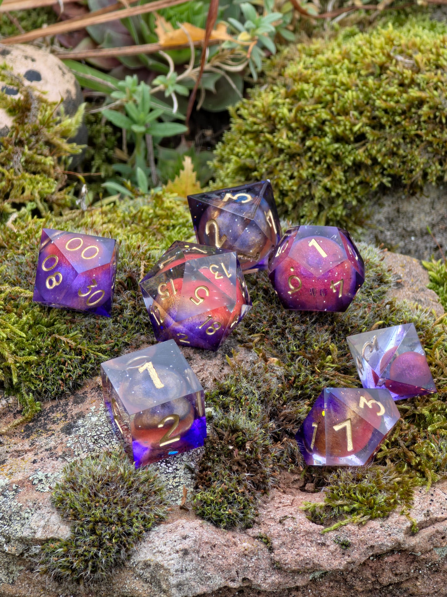 Polyedrischer Planeten Kosmos DnD Würfelset 7 Stück – Handgemachte Resin Dice mit Universum-Effekt & goldenen Zahlen | Galaxy Fantasy Würfel