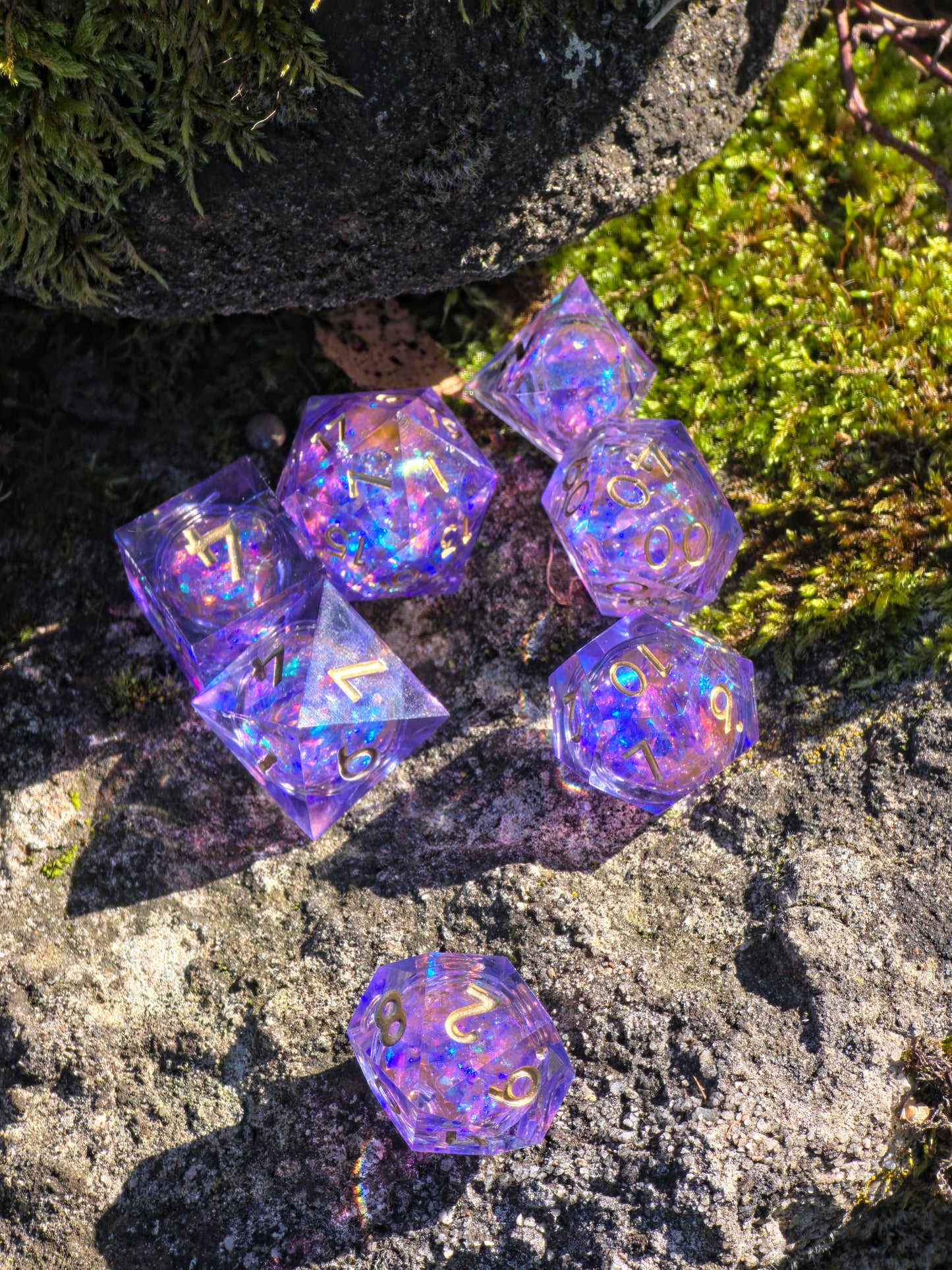 Polyedrischer Aurora Liquid Core DnD Würfelset 7 Stück – Amethyst Glow Dice | Handgemachte Resin Würfel mit Flüssigkern golden Zahlen TTRPG