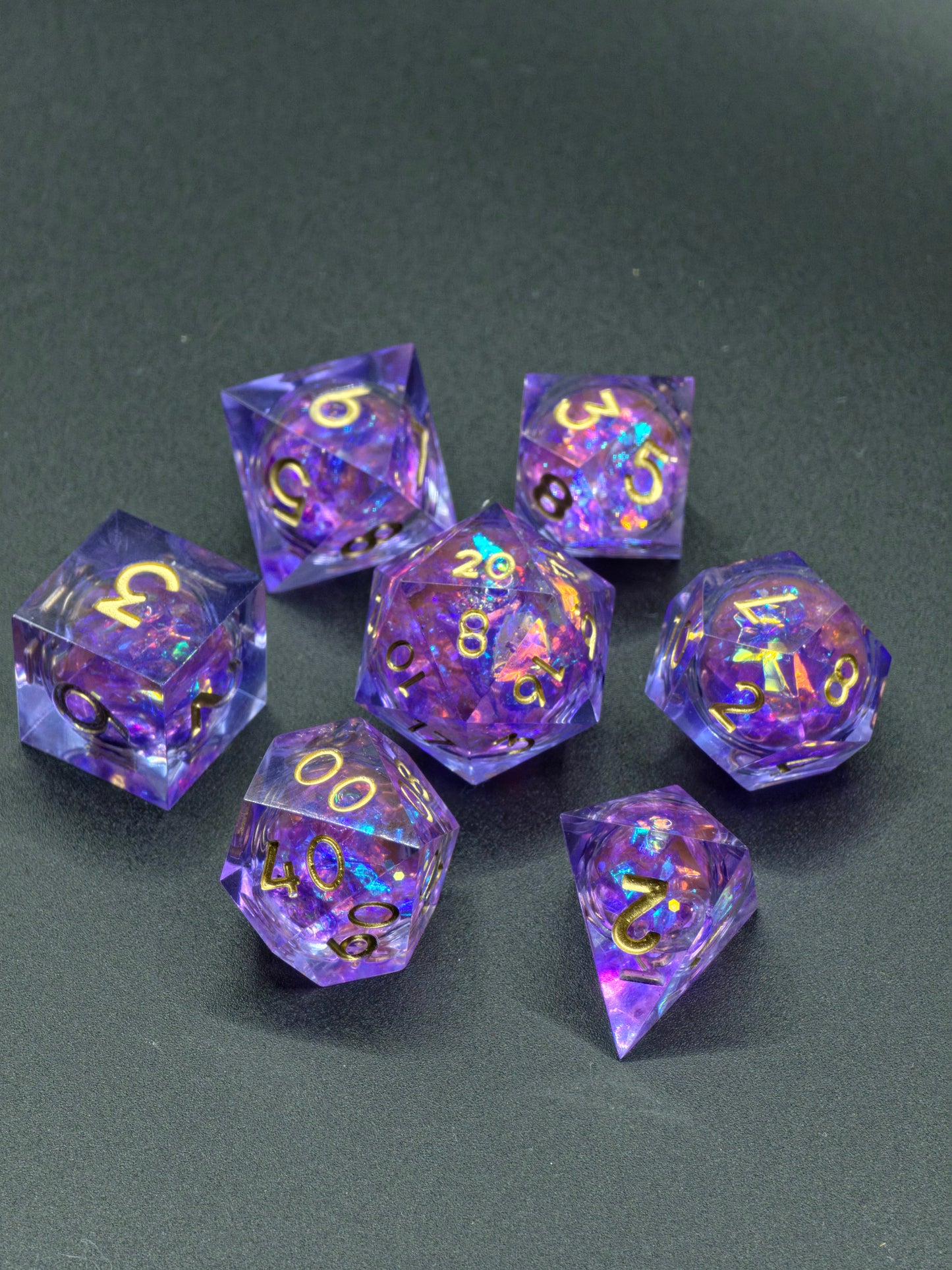 Polyedrischer Aurora Liquid Core DnD Würfelset 7 Stück – Amethyst Glow Dice | Handgemachte Resin Würfel mit Flüssigkern golden Zahlen TTRPG