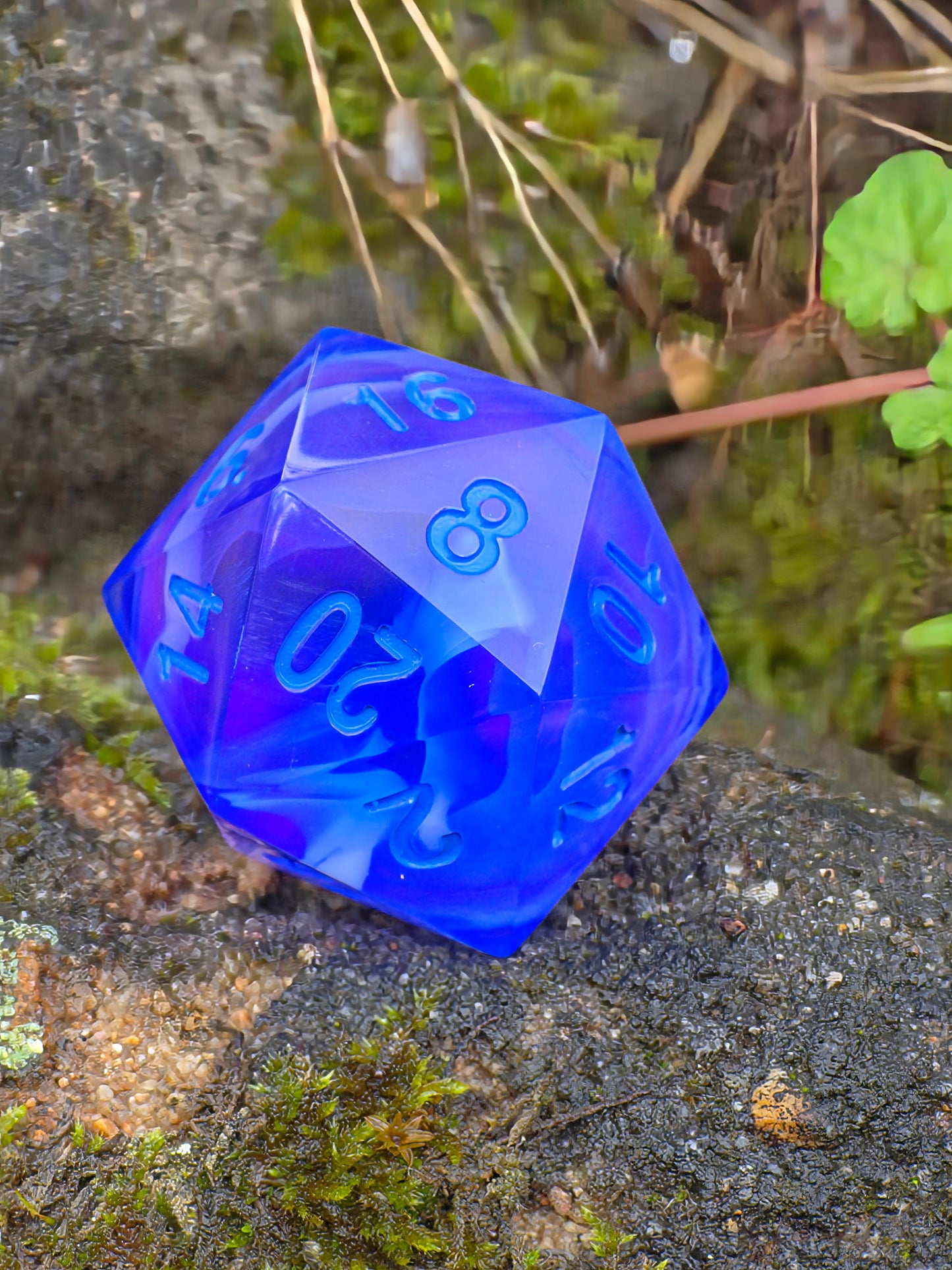 Polyedrischer Ozean Blau & Nebel Effekt D20 Würfel 35mm – L Format Chonk Dice | Handgemachter RPG Würfel in Blau Violett, Galaxy Dice,dnd