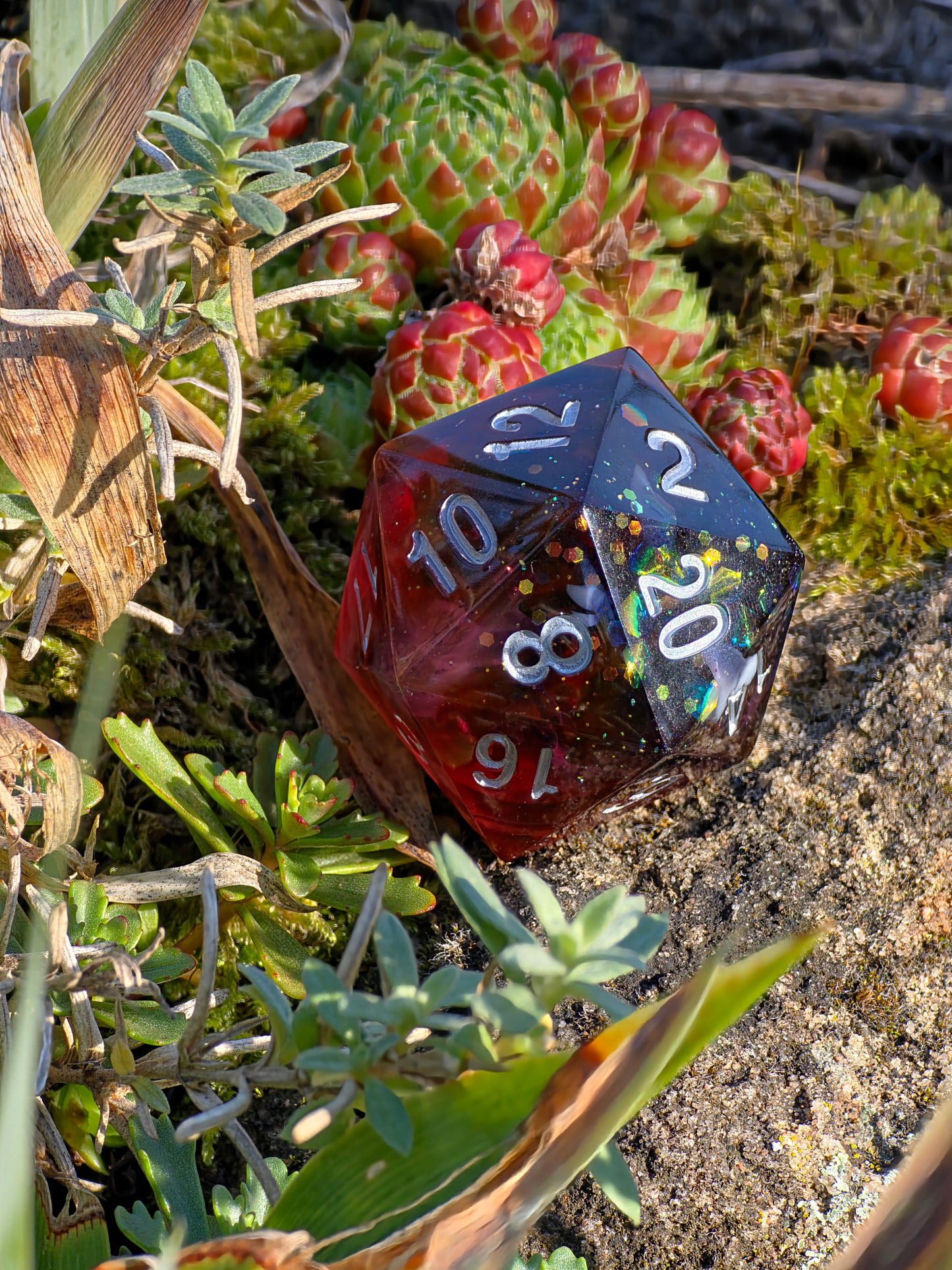 Polyedrischer D20 Chonk Würfel 35mm – Blood & Mist Dice | Handmade DnD Würfel | Vampir Gothic Fantasy Dice – Rot, Weißer Nebel, Schwarz