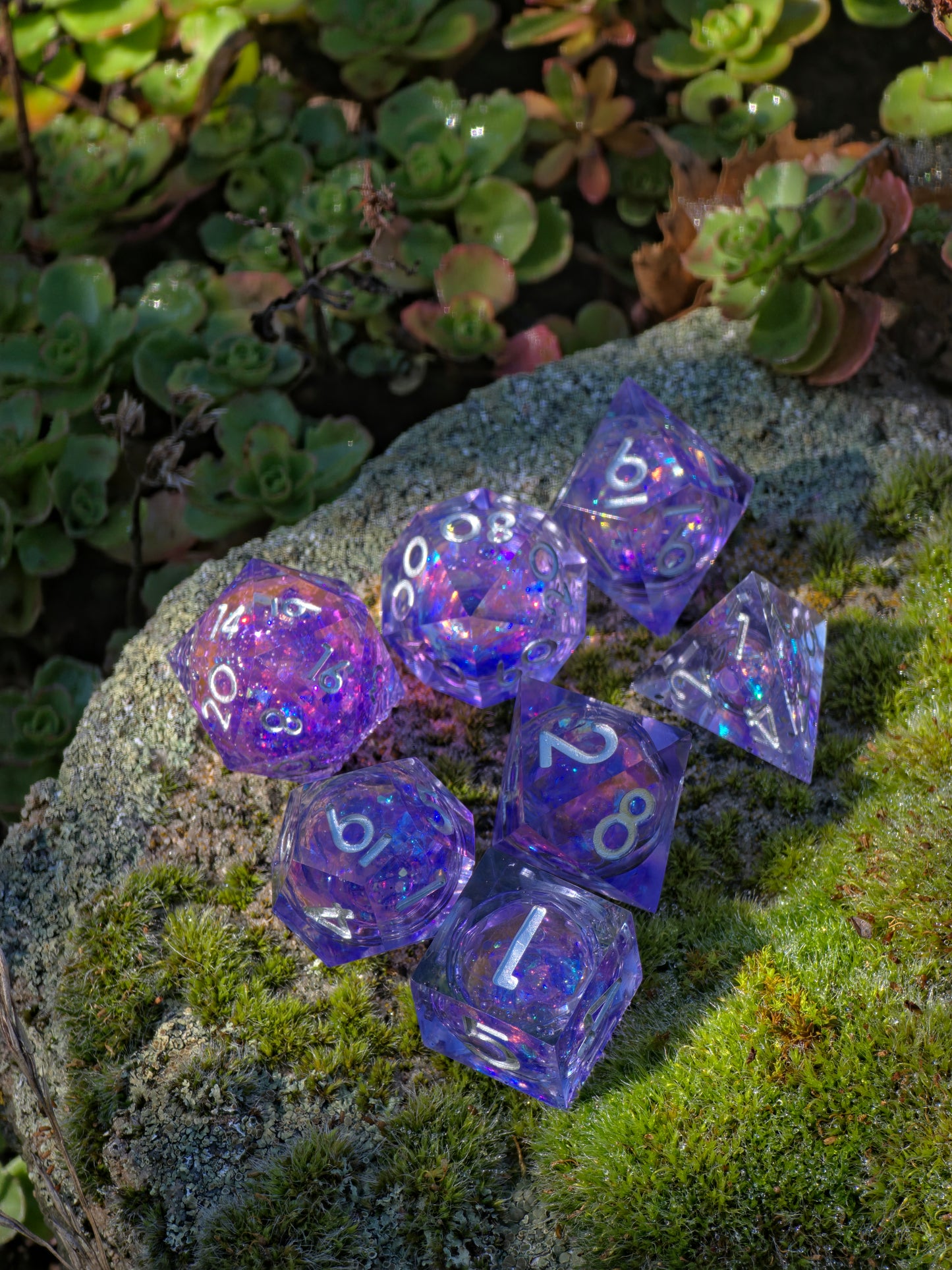 Polyedrischer Amethyst Liquid Core DnD Würfelset 7 Stück – Handgemachte Resin Dice mit flüssigem Kern & holografischem Glanz | Meteoriten