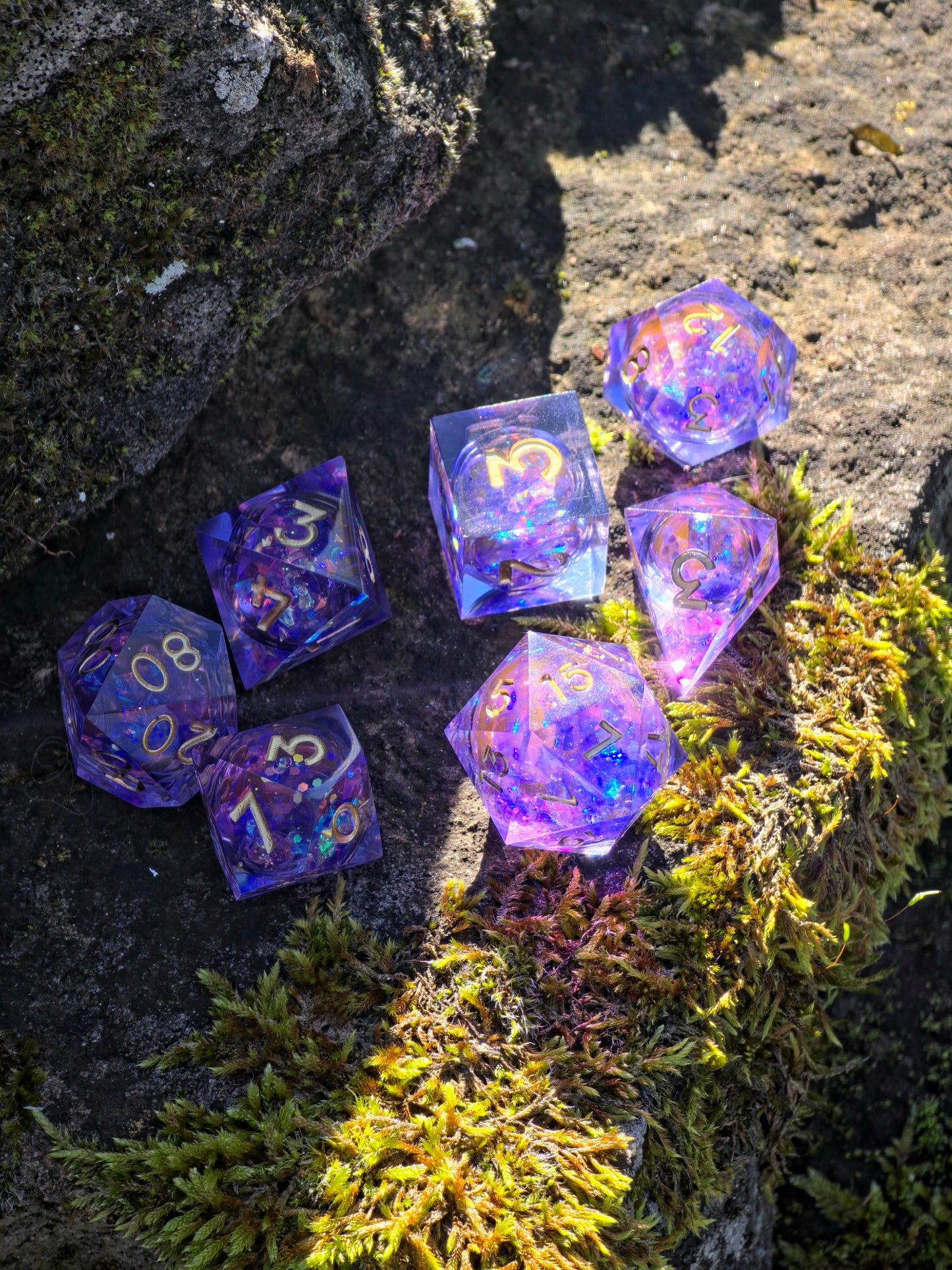 Polyedrischer Aurora Liquid Core DnD Würfelset 7 Stück – Amethyst Glow Dice | Handgemachte Resin Würfel mit Flüssigkern golden Zahlen TTRPG