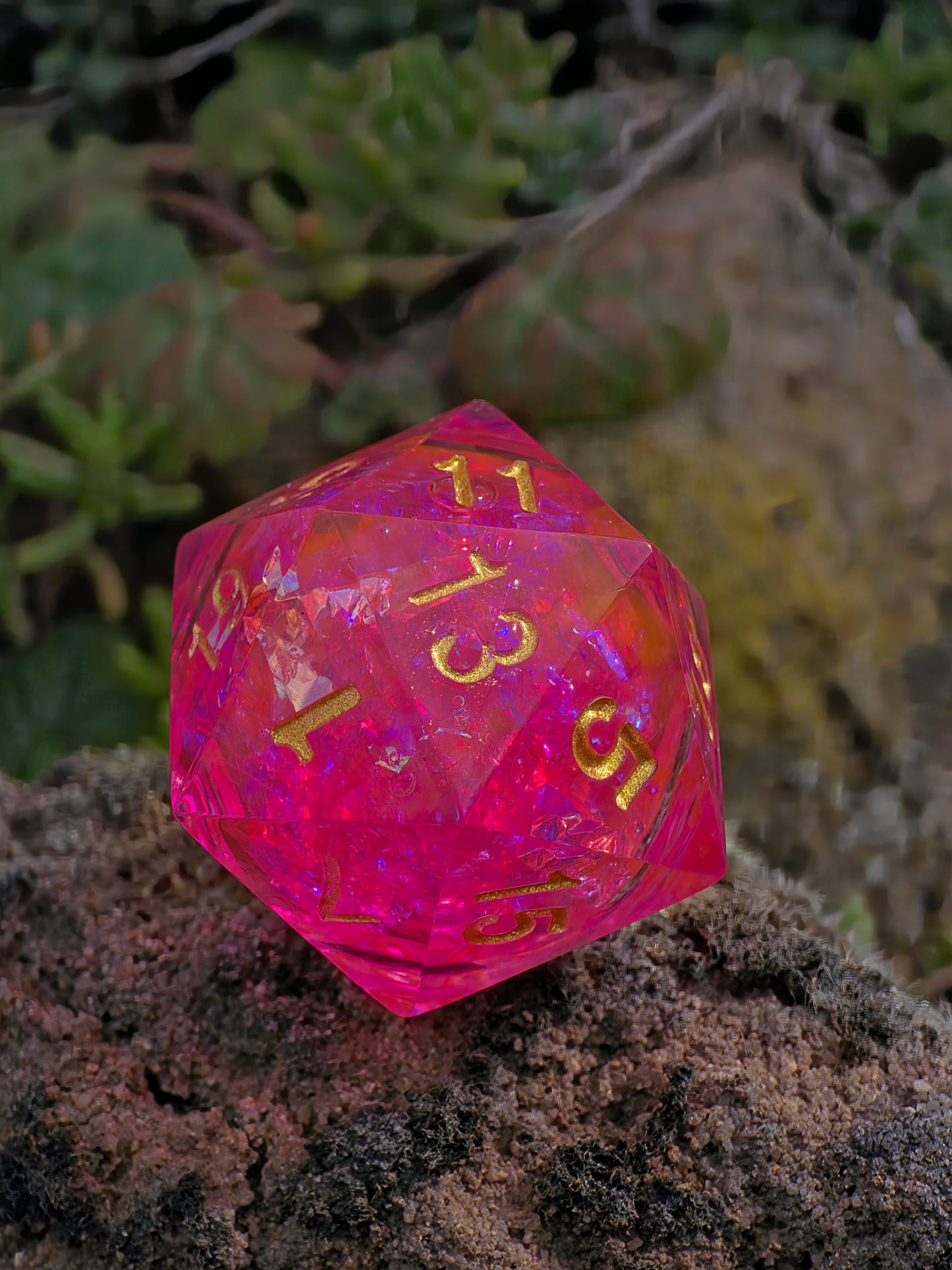 Polyedrischer Liquid Core D20 Würfel 35mm – Pink Gold Chonk Würfel – Handgemachter Resin W20 für DnD, TTRPG Glitzer Diamant