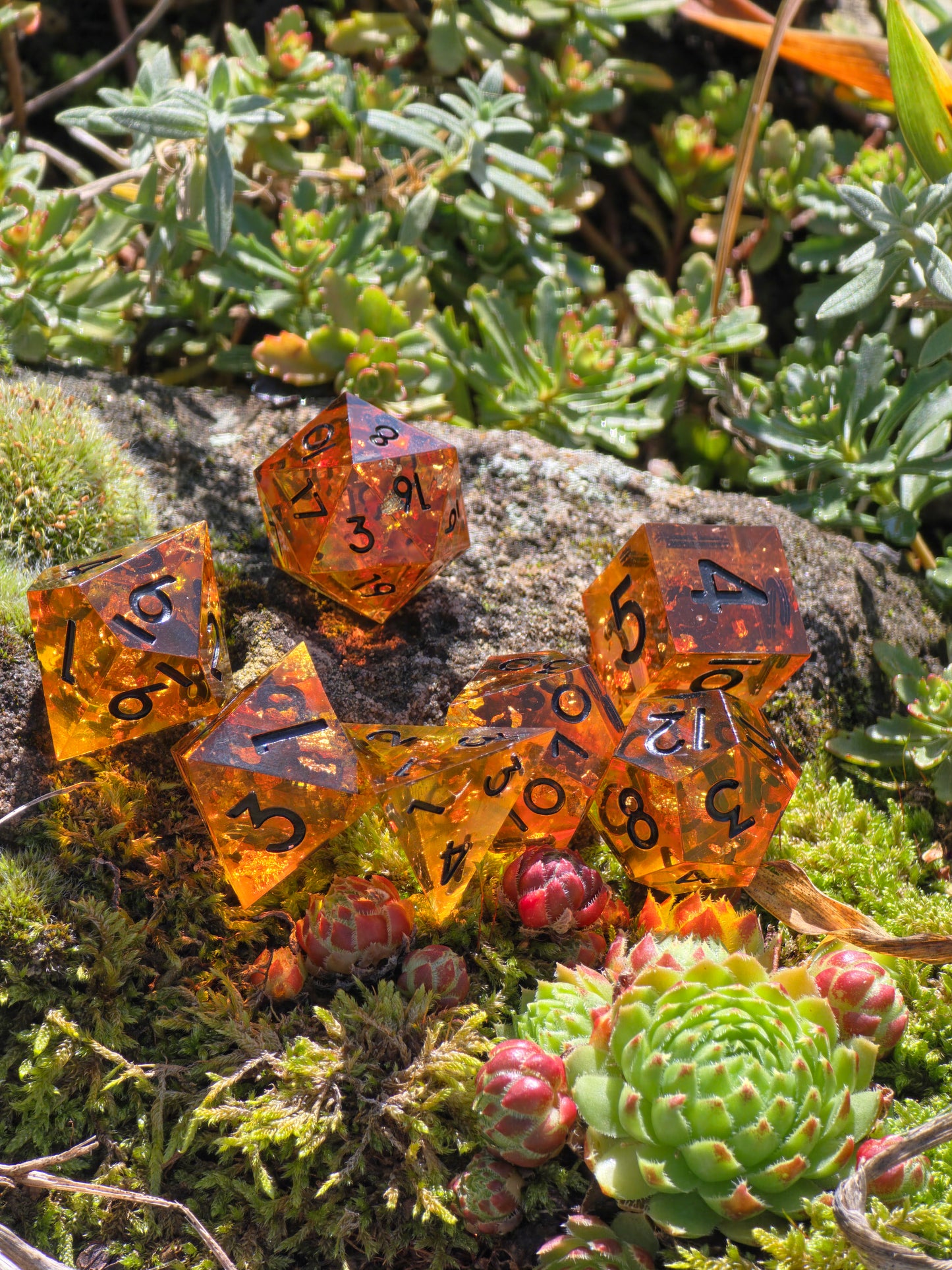 Polyedrisches DnD-Würfelset 7 Stück – Amber Glow Dice Set | Handgemachte Resin Würfel in Gold Orange Transparent mit Bernstein-Stil | TTRPG