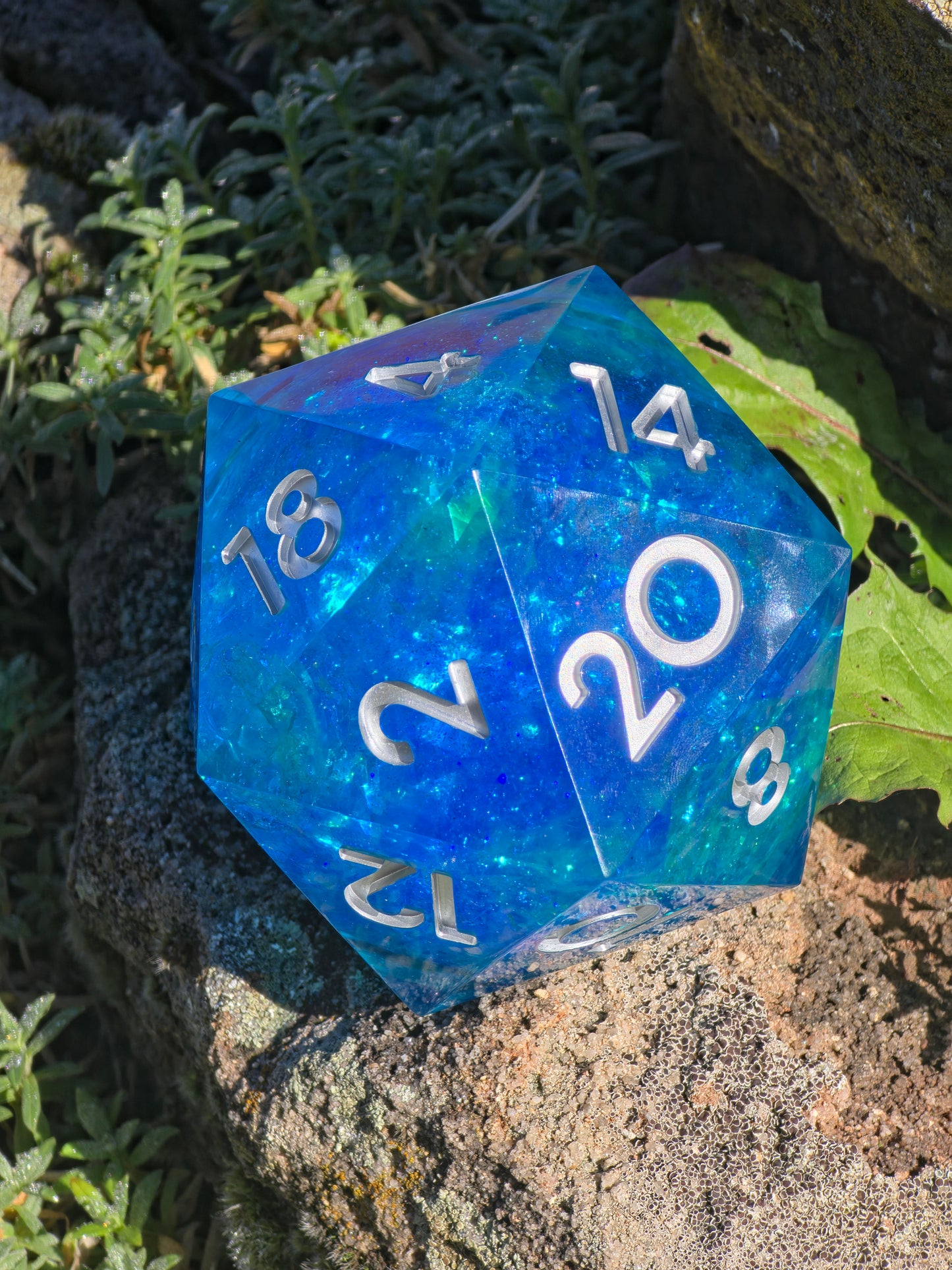 Polyedrischer Jumbo D20 Liquid Core Würfel 90–100 mm – Ocean Blue Türkis Glow Dice | Handgemachter XXL Resin Würfel mit Liquid Core Flüssig