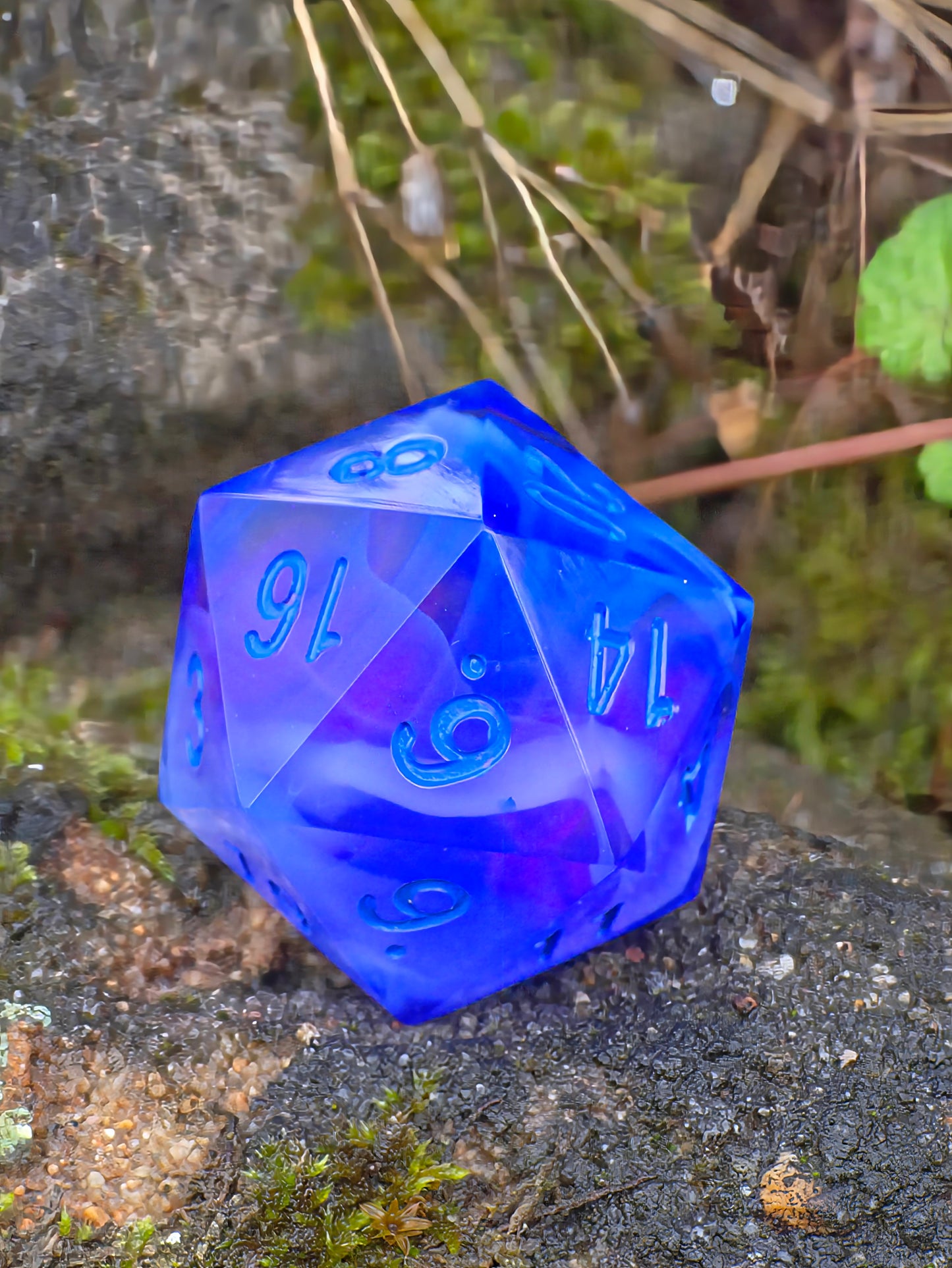 Polyedrischer Ozean Blau & Nebel Effekt D20 Würfel 35mm – L Format Chonk Dice | Handgemachter RPG Würfel in Blau Violett, Galaxy Dice,dnd