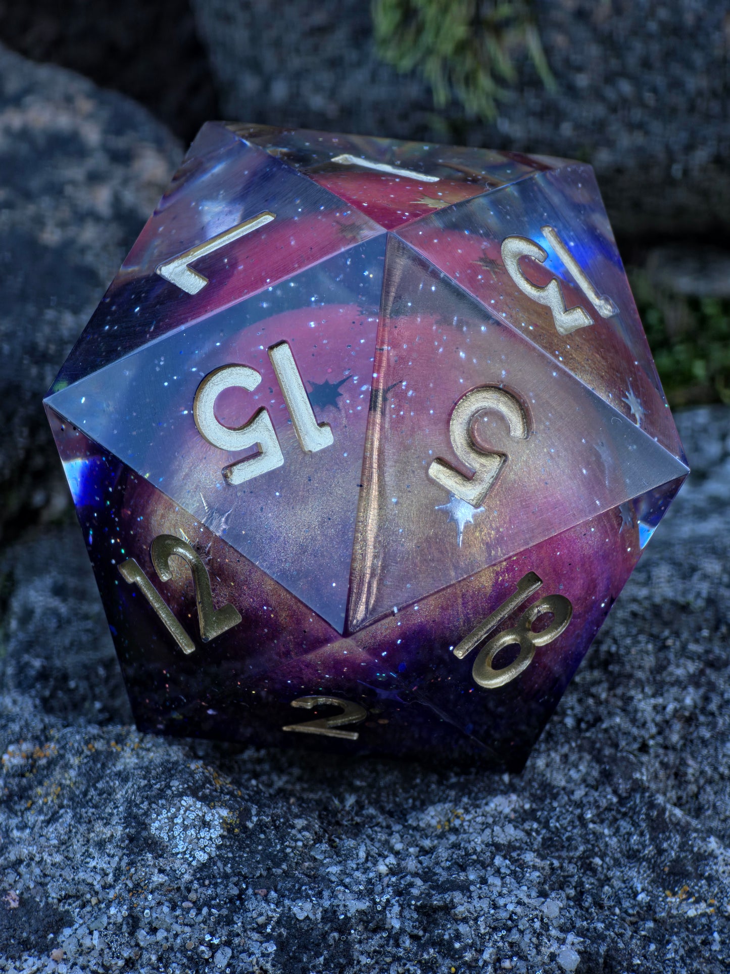 Polyedrischer D20 XL 55 mm – Planet Mars Dice | Handgemachter Resin Würfel mit Galaxie-Effekt & Goldzahlen | Universum Würfel für DnD, TTRPG