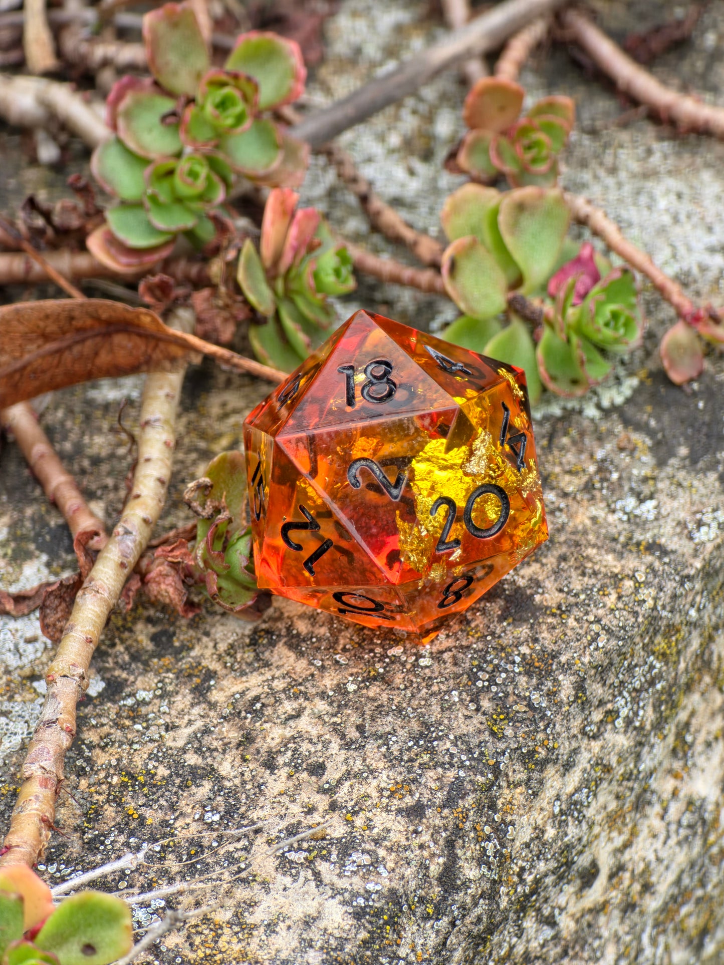 Polyedrischer Einzelner D20 – Amber Bernstein Stil | Handgemachter Resin W20 Würfel in Gold Orange Transparent mit Blattgold | Standardgröße