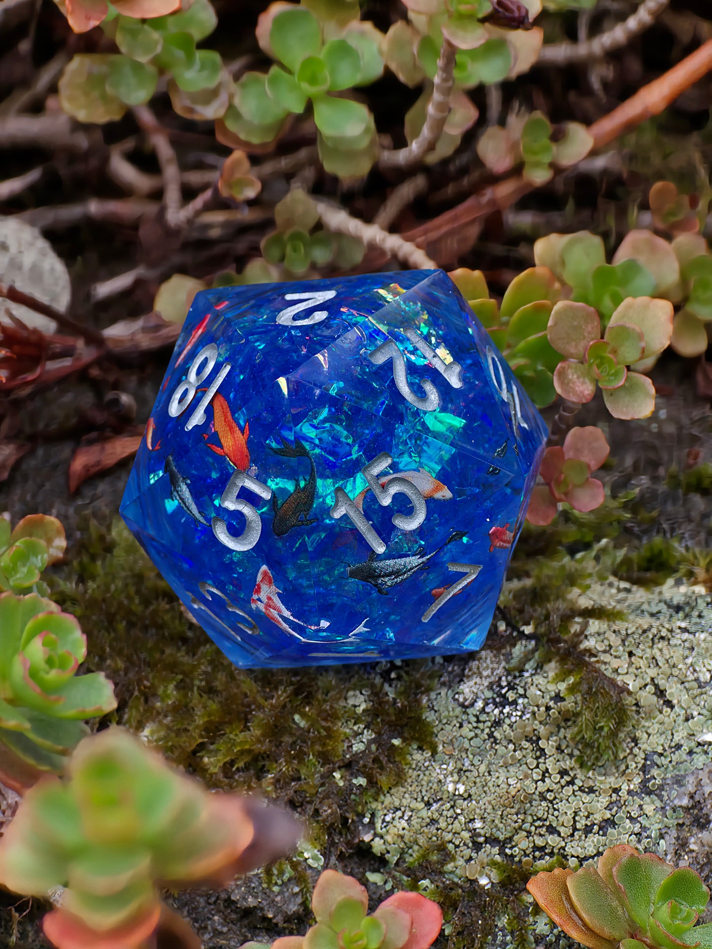 Chonk Polyedrischer D20 Würfel 35mm – Liquid Core mit Koi Fischen im See/Teich – Handgemachter Resin Würfel für DnD, TTRPG & Sammler