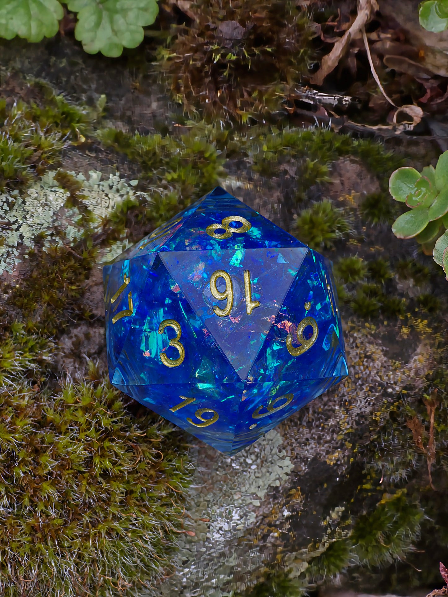 Chonk Polyedrischer D20 Würfel 35 mm – Liquid Core Blau mit goldenem Schimmer – Inspiriert von Arcane – Resin Würfel für DnD & TTRPG