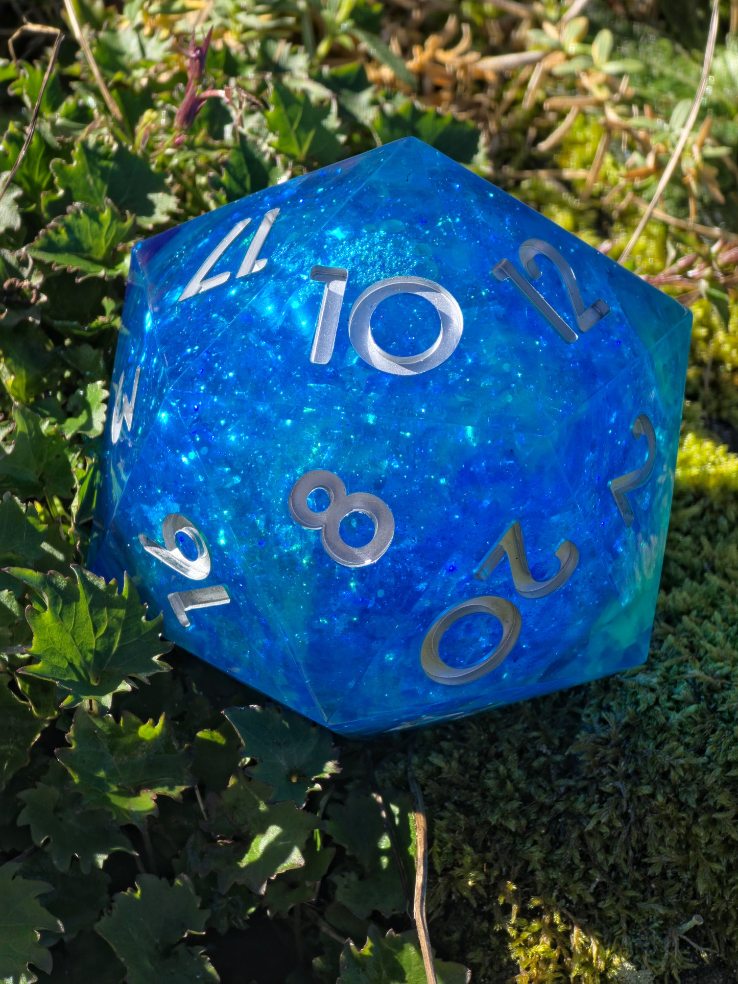 Polyedrischer Jumbo D20 Liquid Core Würfel 90–100 mm – Ocean Blue Türkis Glow Dice | Handgemachter XXL Resin Würfel mit Liquid Core Flüssig