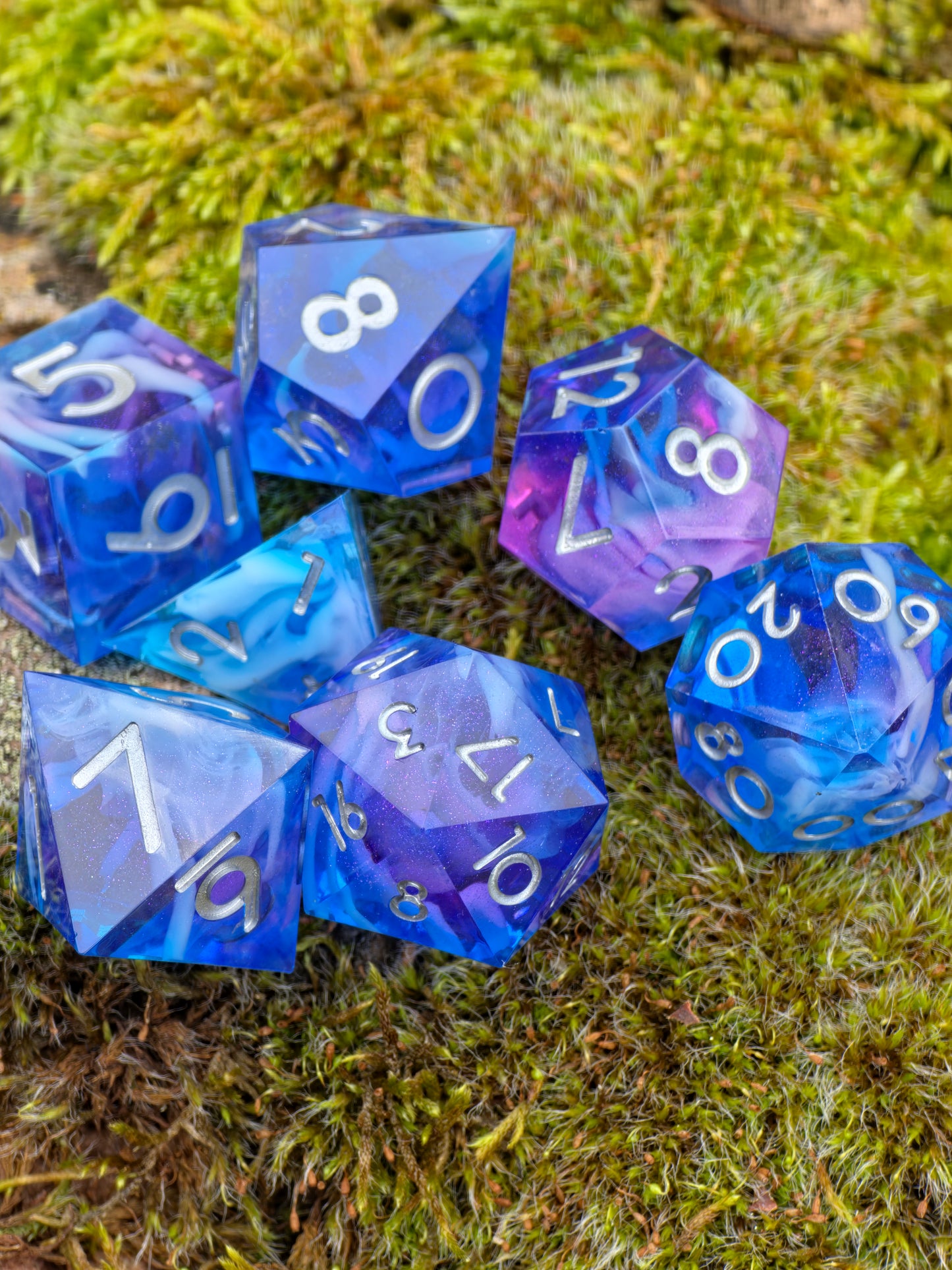 Polyedrisches Aurora Nebula DnD Würfelset 7 Stück – Mystic Sky Dice | Handgemachte Resin Würfel in Blau Lila Rosa mit Cloud Effekt | TTRPG D