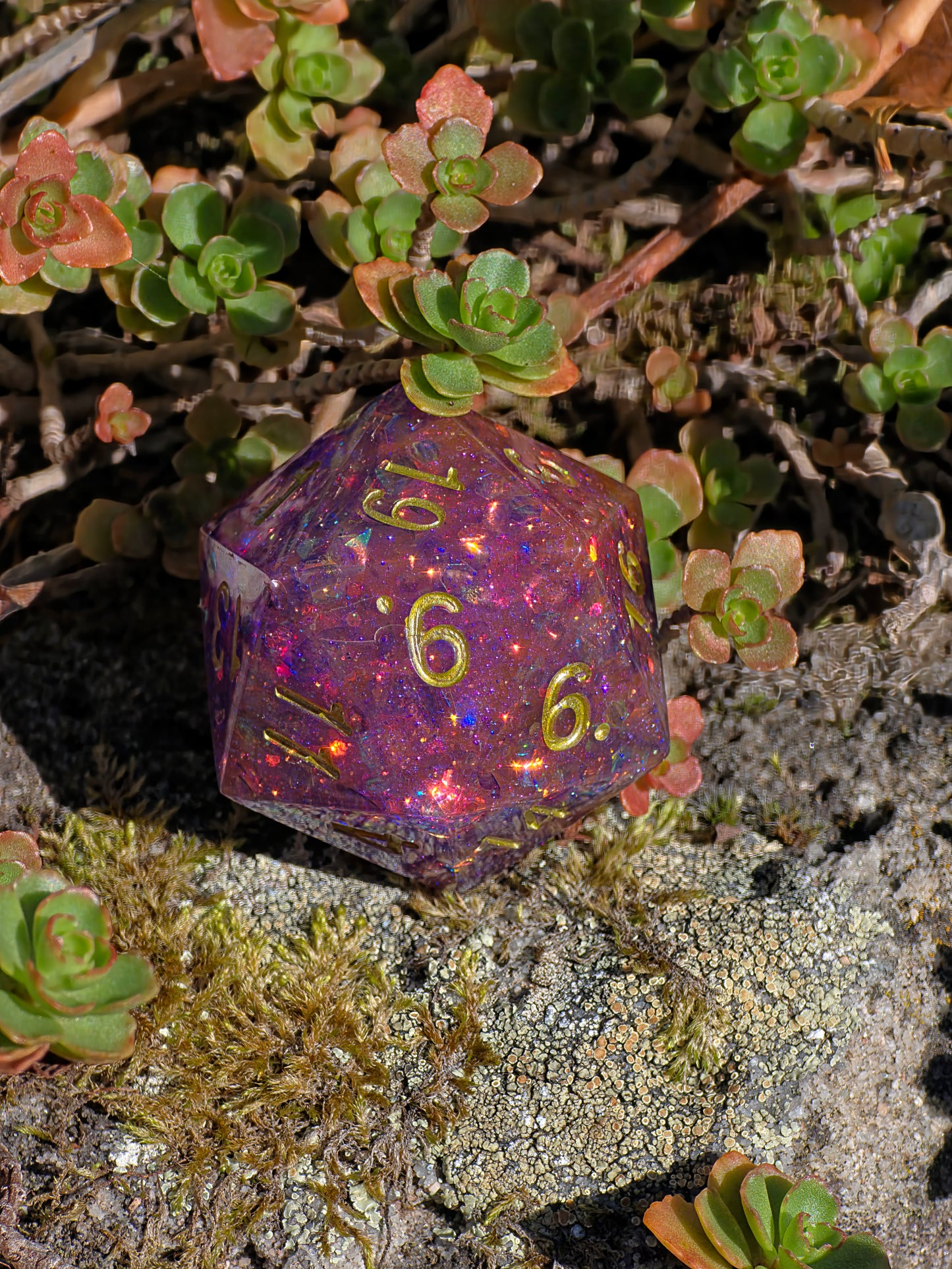 Polyedrischer D20 Würfel 35mm – L Format Chonk Dice | Handgemachter RPG Würfel in Violett Rosa mit Galaxy Schimmer & Goldzahlen für DnD