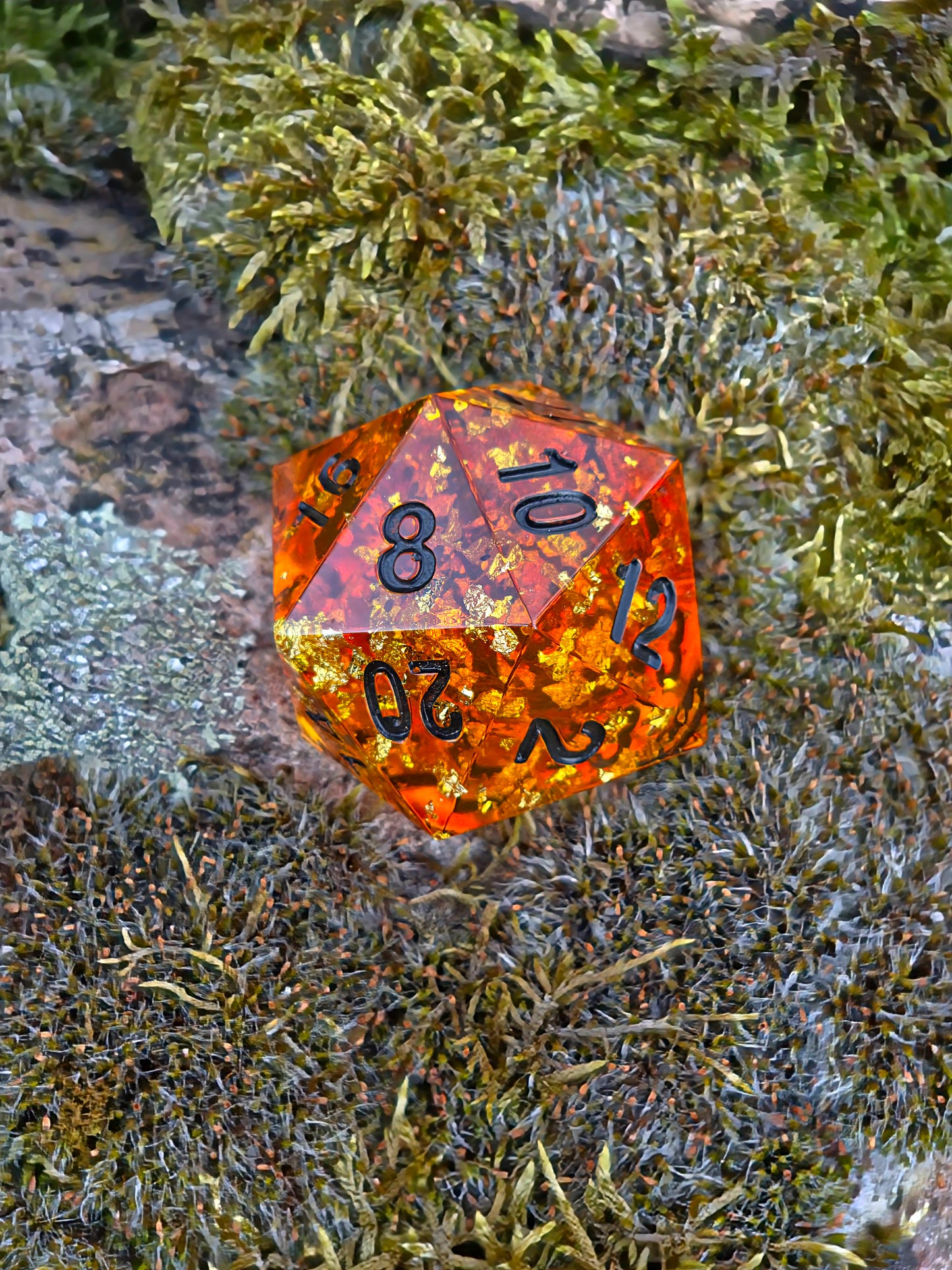 Chonk Polyedrischer D20 Würfel 35mm im Bernstein Stil – Handgemachter Large Resin Amber Dice für DnD, TTRPG & Sammler