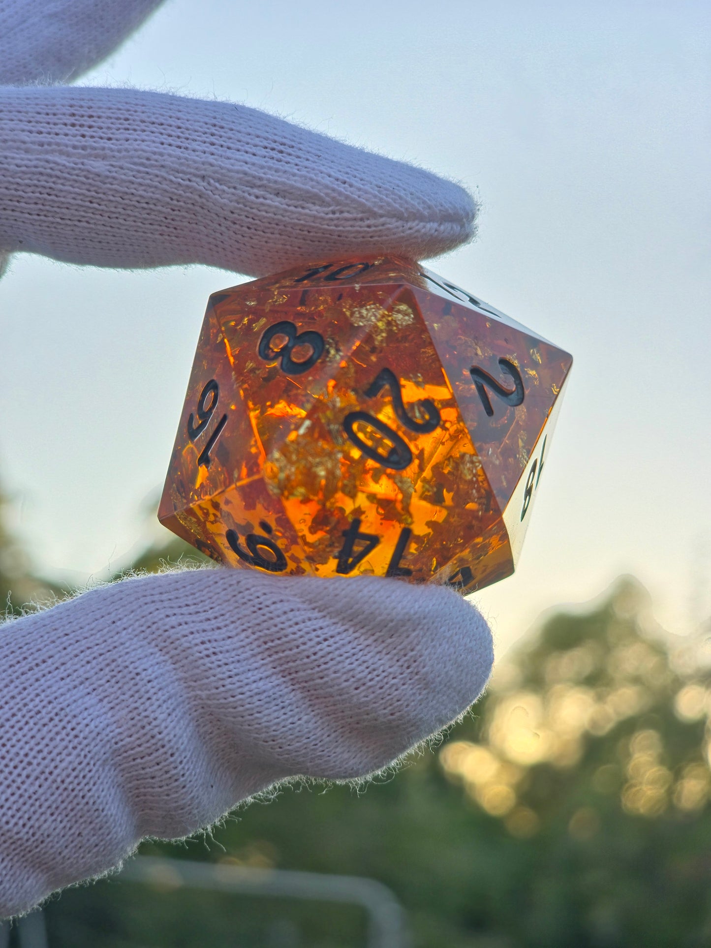 Chonk Polyedrischer D20 Würfel 35mm im Bernstein Stil – Handgemachter Large Resin Amber Dice für DnD, TTRPG & Sammler