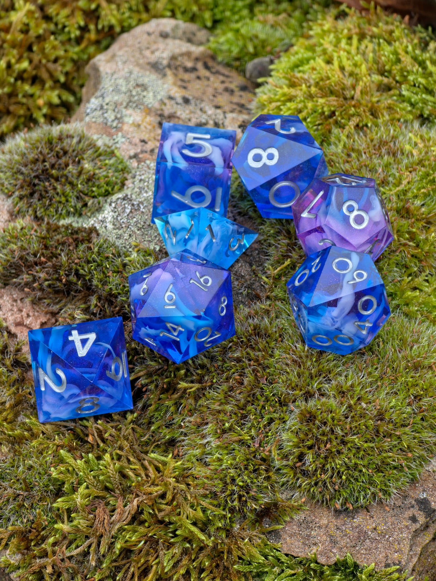 Polyedrisches Aurora Nebula DnD Würfelset 7 Stück – Mystic Sky Dice | Handgemachte Resin Würfel in Blau Lila Rosa mit Cloud Effekt | TTRPG D