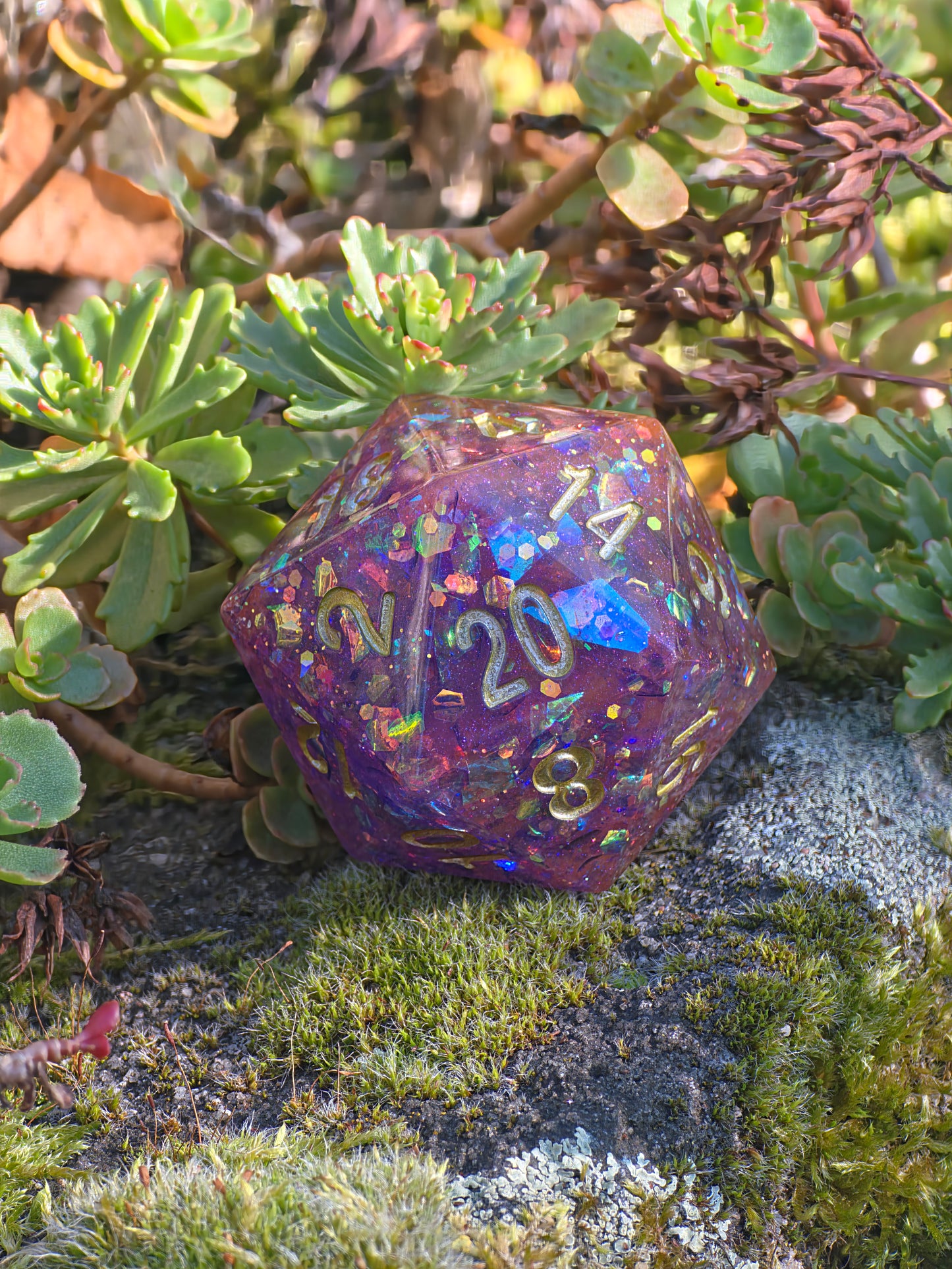 Polyedrischer D20 Würfel 35mm – L Format Chonk Dice | Handgemachter RPG Würfel in Violett Rosa mit Galaxy Schimmer & Goldzahlen für DnD