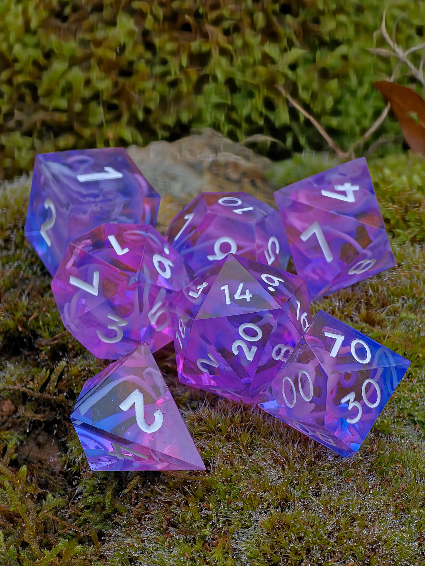Polyedrischer Aurora DnD Würfelset 7 Stück – Cloud Nebula Mystic Blossom Dice | Handgemachte Resin Würfel in Lila Rosa Blau | TTRPG Fantasy