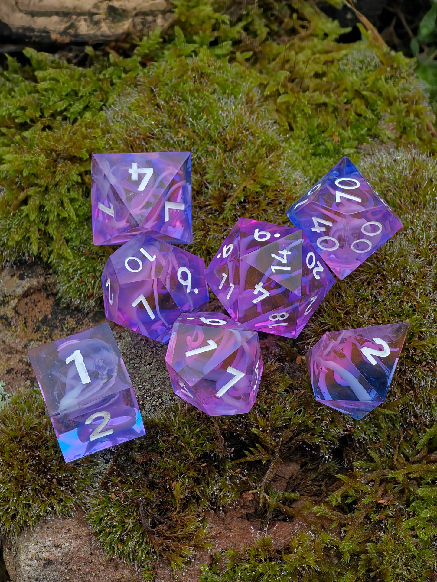 Polyedrischer Aurora DnD Würfelset 7 Stück – Cloud Nebula Mystic Blossom Dice | Handgemachte Resin Würfel in Lila Rosa Blau | TTRPG Fantasy