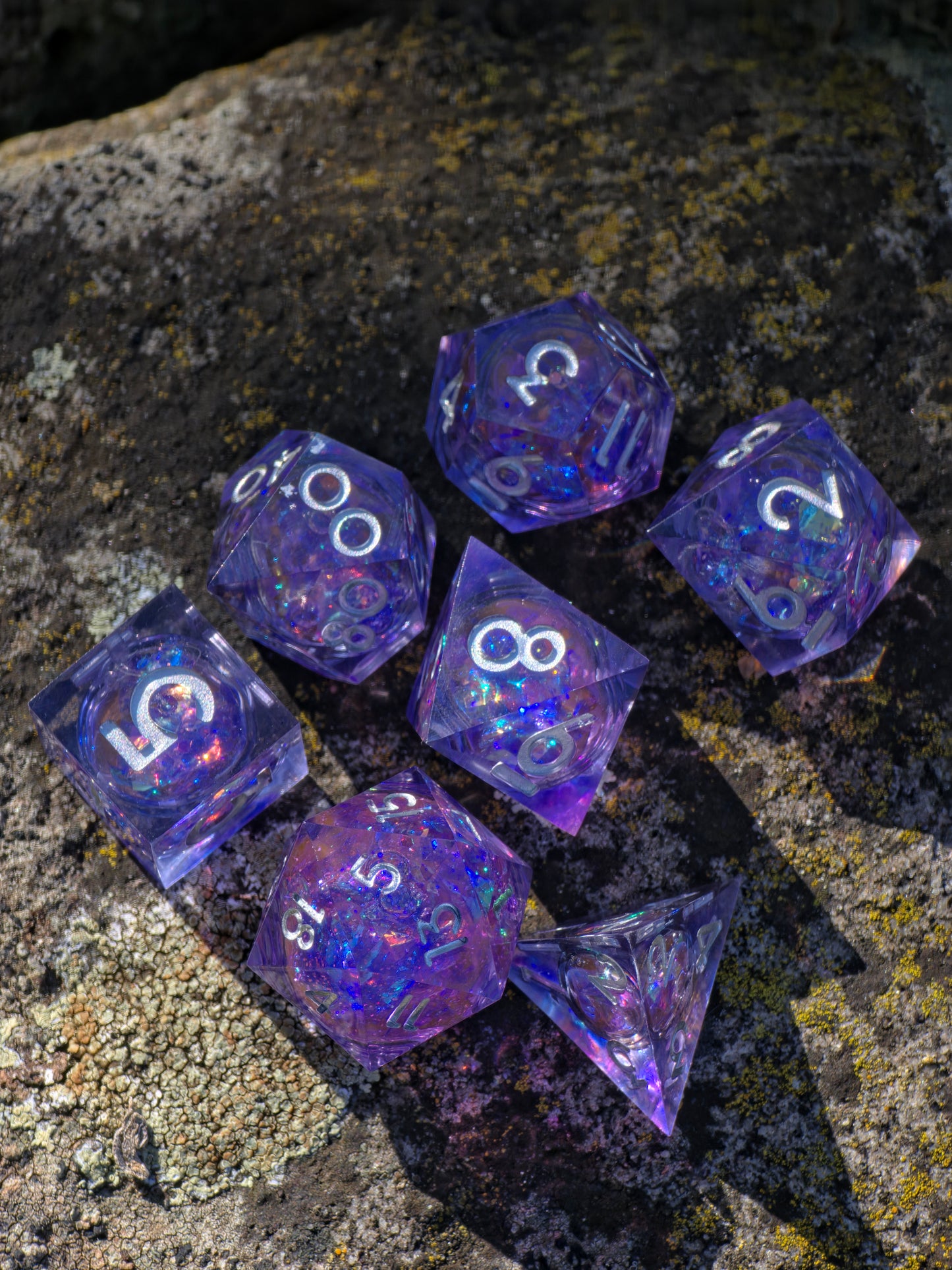 Polyedrischer Amethyst Liquid Core DnD Würfelset 7 Stück – Handgemachte Resin Dice mit flüssigem Kern & holografischem Glanz | Meteoriten