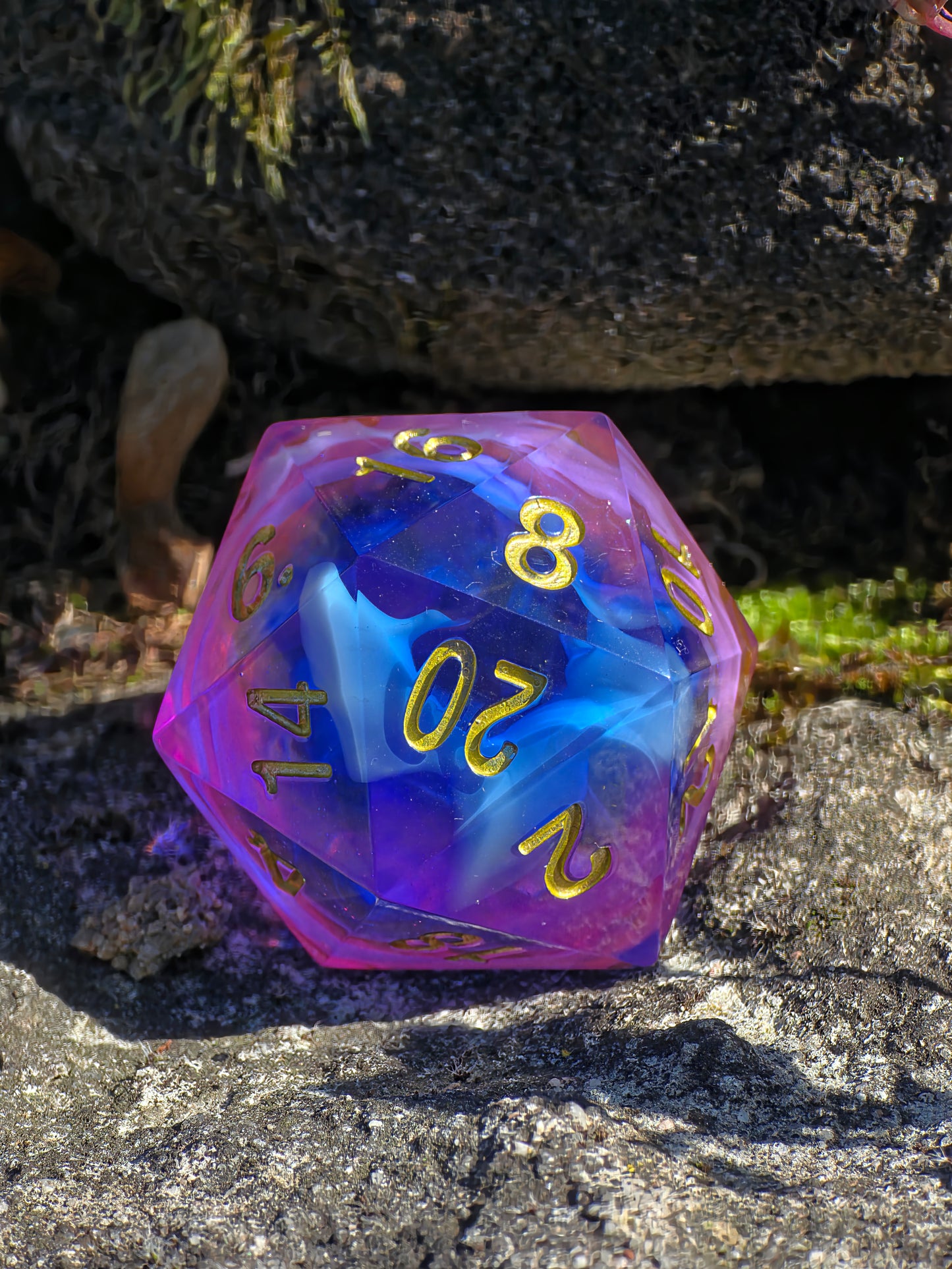 Polyedrischer Nebula Cloud D20 Würfel 35mm – L Format Chonk Dice | Handgemachter RPG Würfel in Blau & Violett, Galaxy Dice,dnd