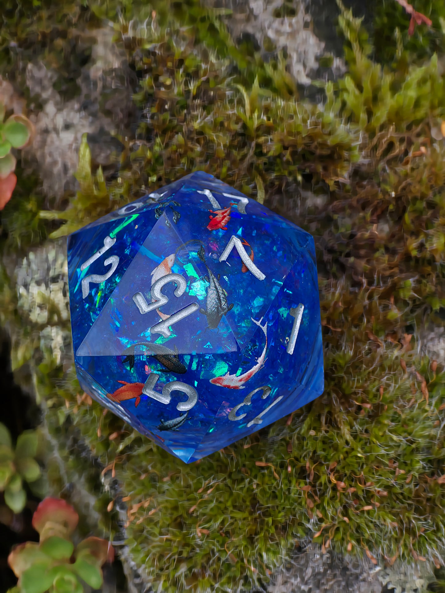 Chonk Polyedrischer D20 Würfel 35mm – Liquid Core mit Koi Fischen im See/Teich – Handgemachter Resin Würfel für DnD, TTRPG & Sammler
