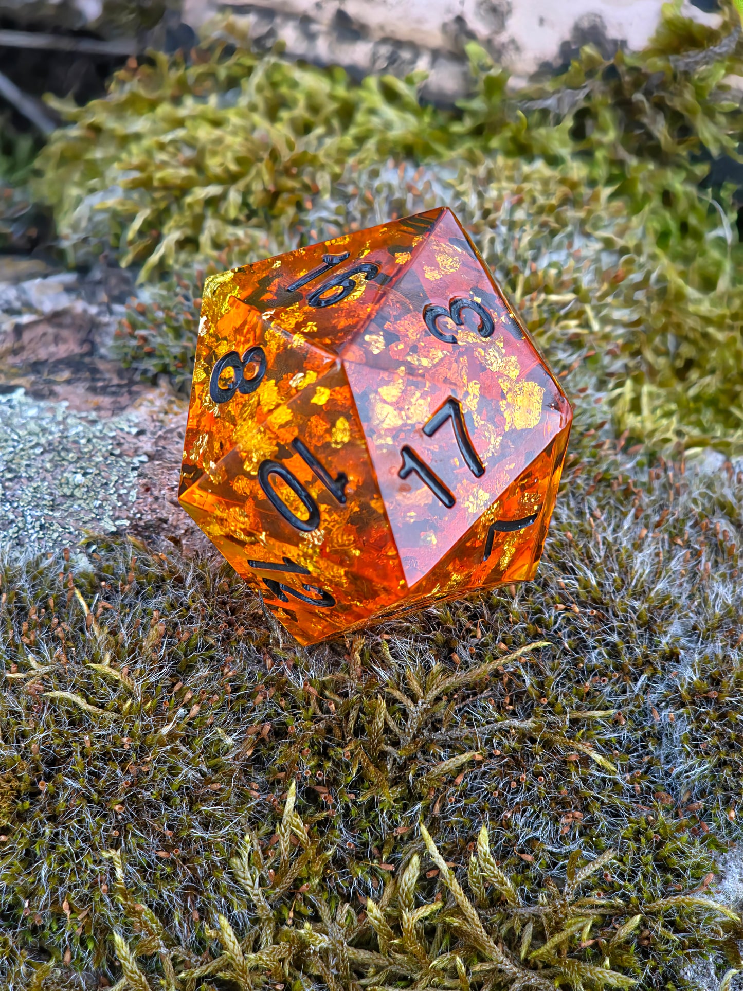 Chonk Polyedrischer D20 Würfel 35mm im Bernstein Stil – Handgemachter Large Resin Amber Dice für DnD, TTRPG & Sammler