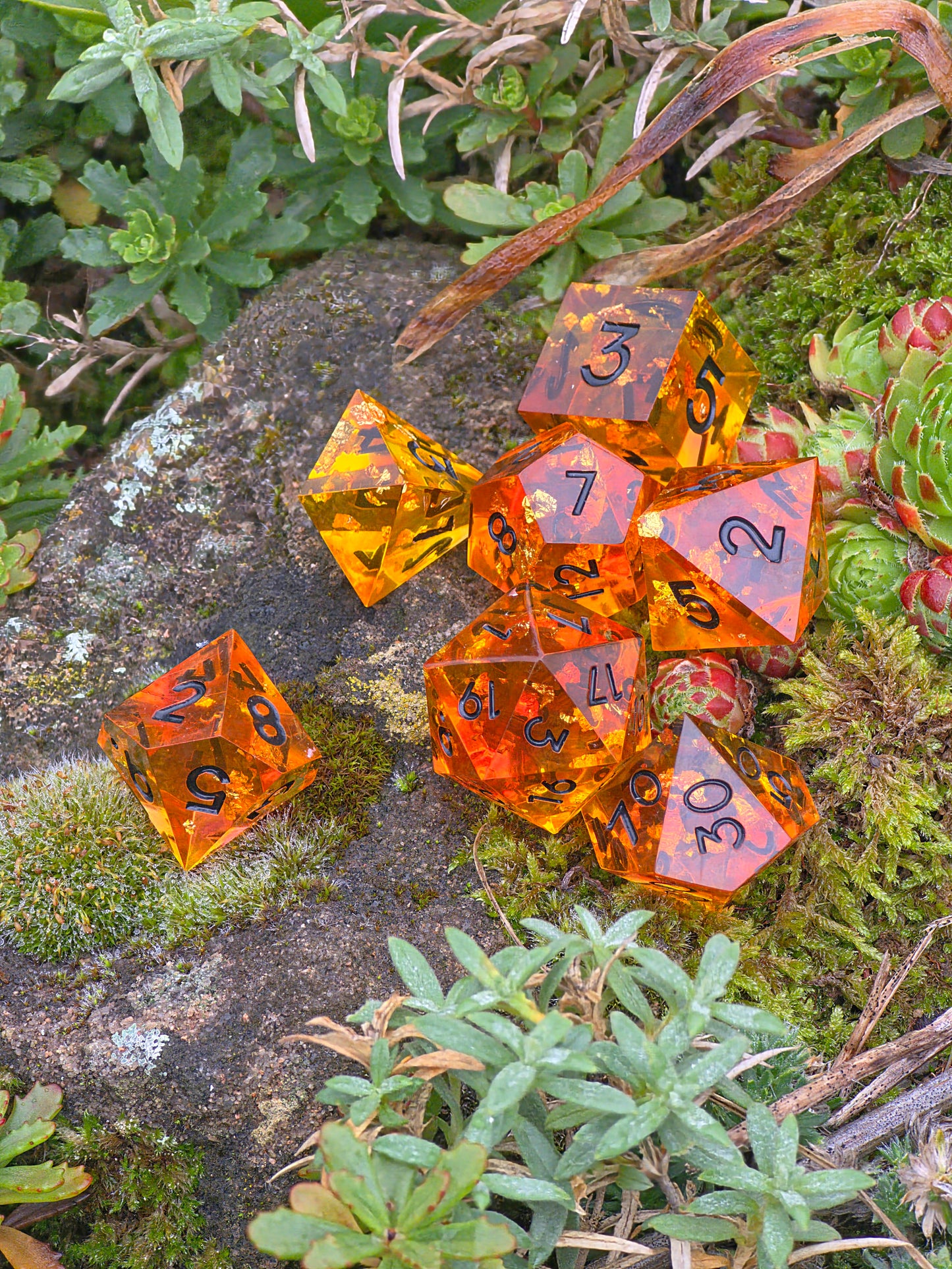 Polyedrisches DnD-Würfelset 7 Stück – Amber Bernstein Dice Set | Handgemachte Resin Würfel in Gold Orange Transparent | TTRPG DnD Pathfinder