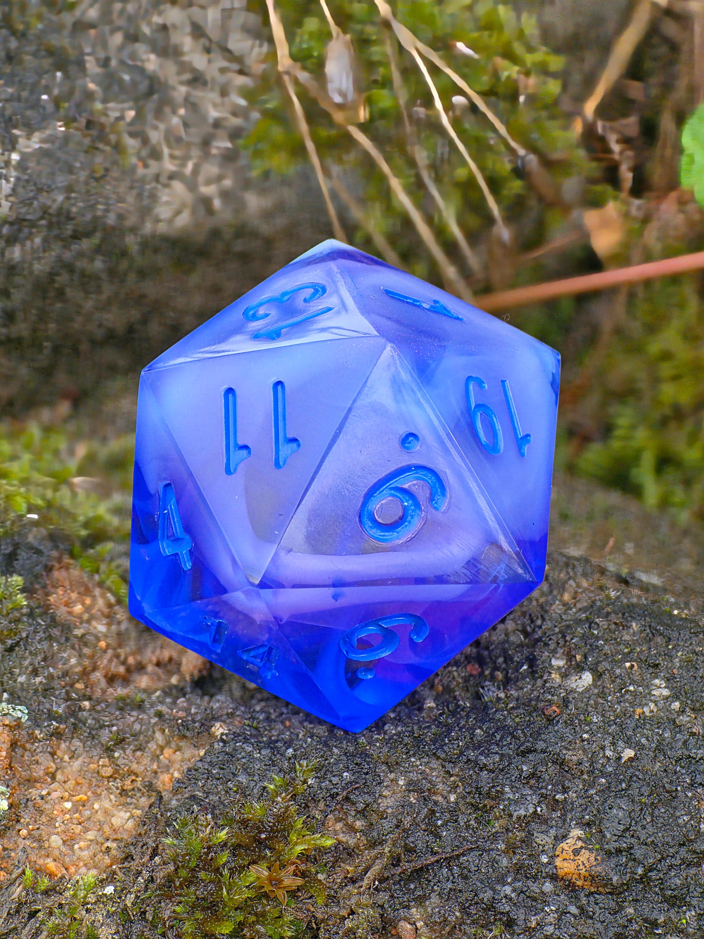 Polyedrischer Ozean Blau & Nebel Effekt D20 Würfel 35mm – L Format Chonk Dice | Handgemachter RPG Würfel in Blau Violett, Galaxy Dice,dnd