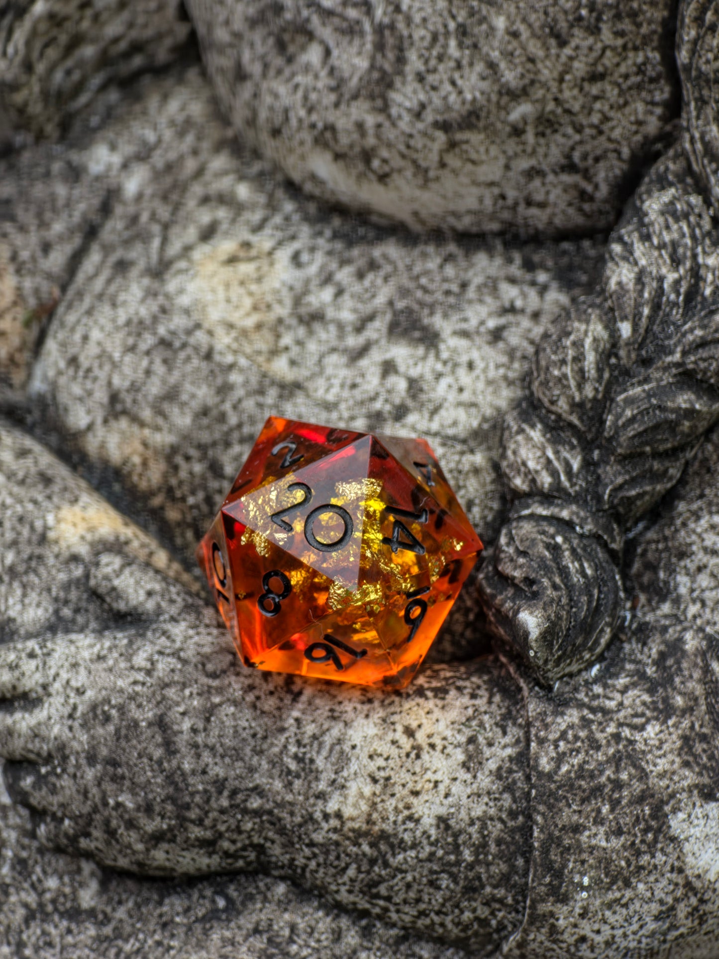 Polyedrischer Einzelner D20 – Amber Bernstein Stil | Handgemachter Resin W20 Würfel in Gold Orange Transparent mit Blattgold | Standardgröße