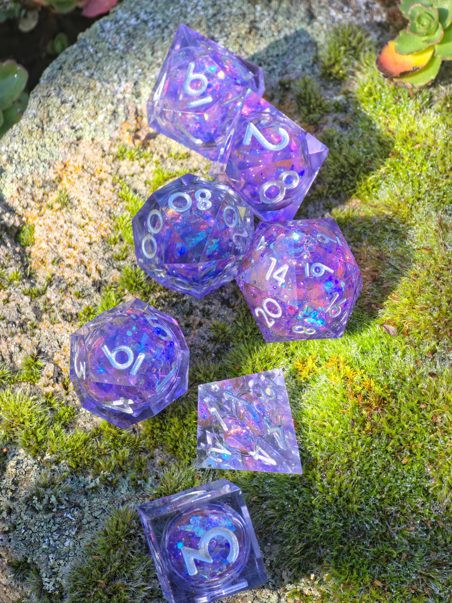 Polyedrischer Amethyst Liquid Core DnD Würfelset 7 Stück – Handgemachte Resin Dice mit flüssigem Kern & holografischem Glanz | Meteoriten