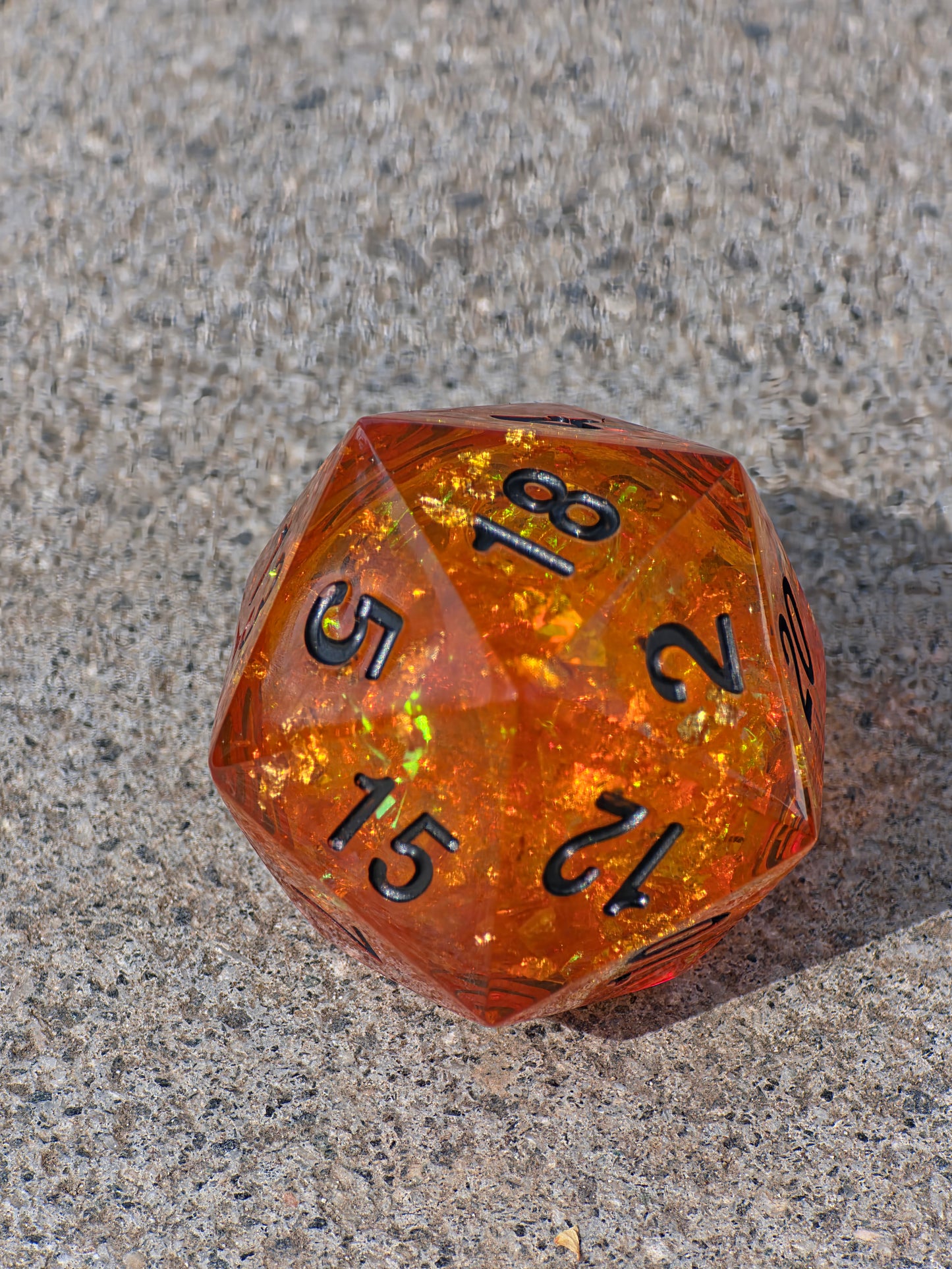 Polyedrischer D20 Würfel 35mm – Liquid Core Bernstein Amber Look – Handgemachter Resin Würfel für DnD, TTRPG & Sammler