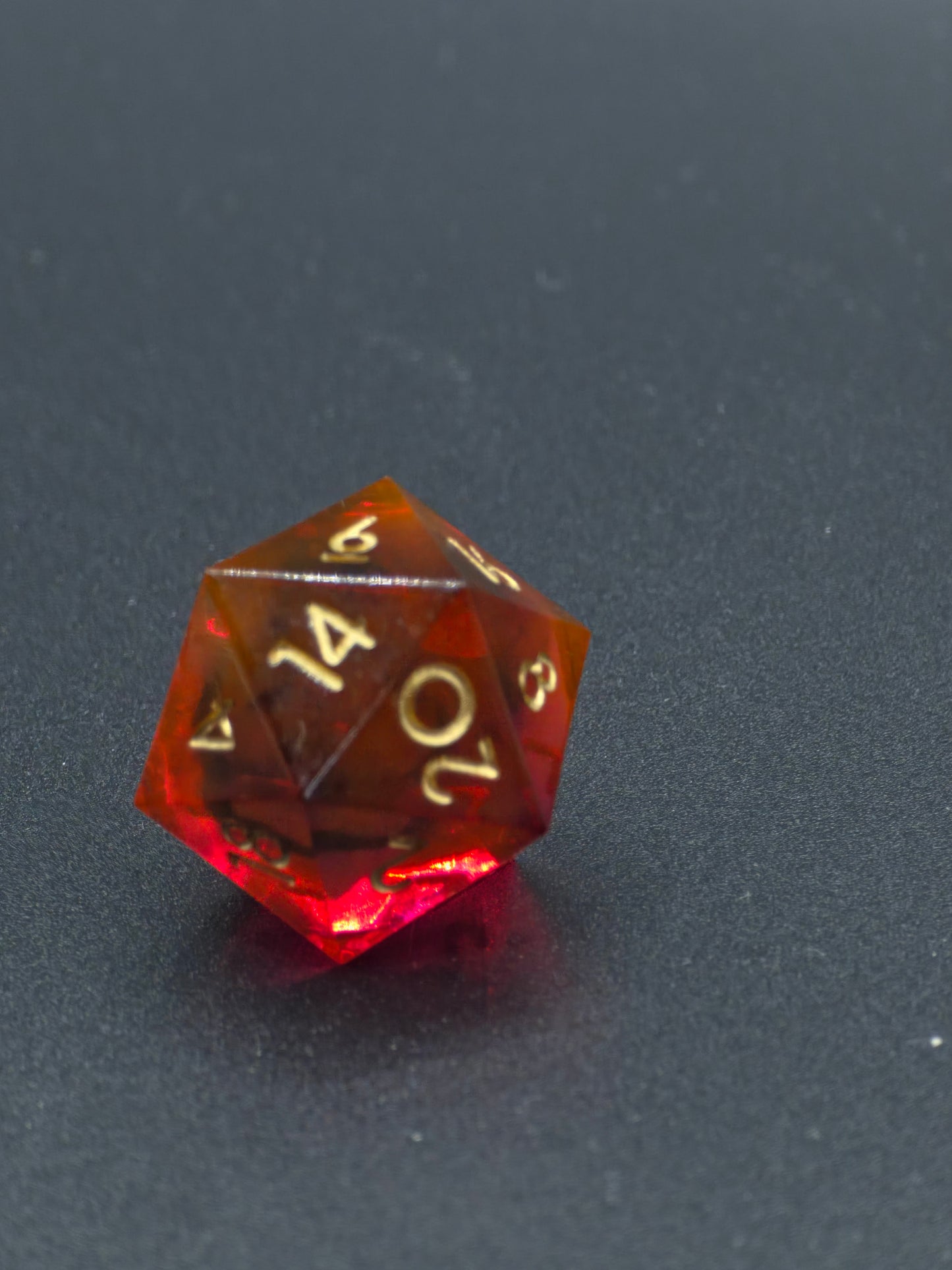 Polyedrischer Einzelner D20 – Fire Amber Cloud Dice | Handgemachter W20 Würfel aus Resin in Rot Gold Transparent mit schwarzem Cloud-Effekt