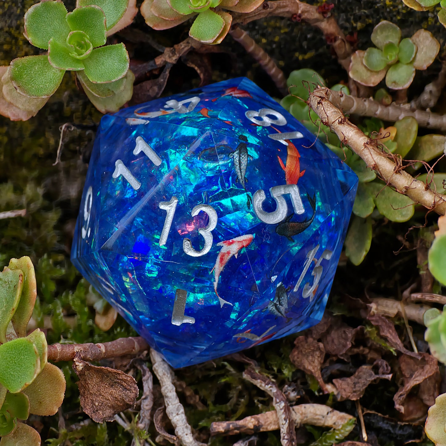 Chonk Polyedrischer D20 Würfel 35mm – Liquid Core mit Koi Fischen im See/Teich – Handgemachter Resin Würfel für DnD, TTRPG & Sammler