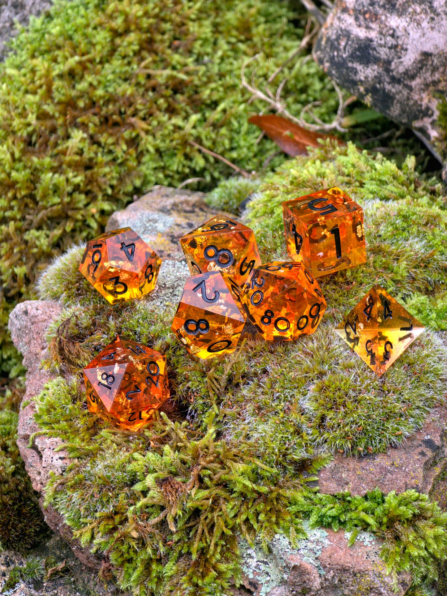 Polyedrisches DnD-Würfelset 7 Stück – Amber Glow Dice Set | Handgemachte Resin Würfel in Gold Orange Transparent mit Bernstein-Stil | TTRPG