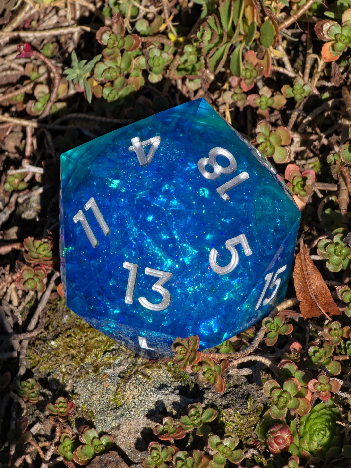 Polyedrischer Jumbo D20 Liquid Core Würfel 90–100 mm – Ocean Blue Türkis Glow Dice | Handgemachter XXL Resin Würfel mit Liquid Core Flüssig