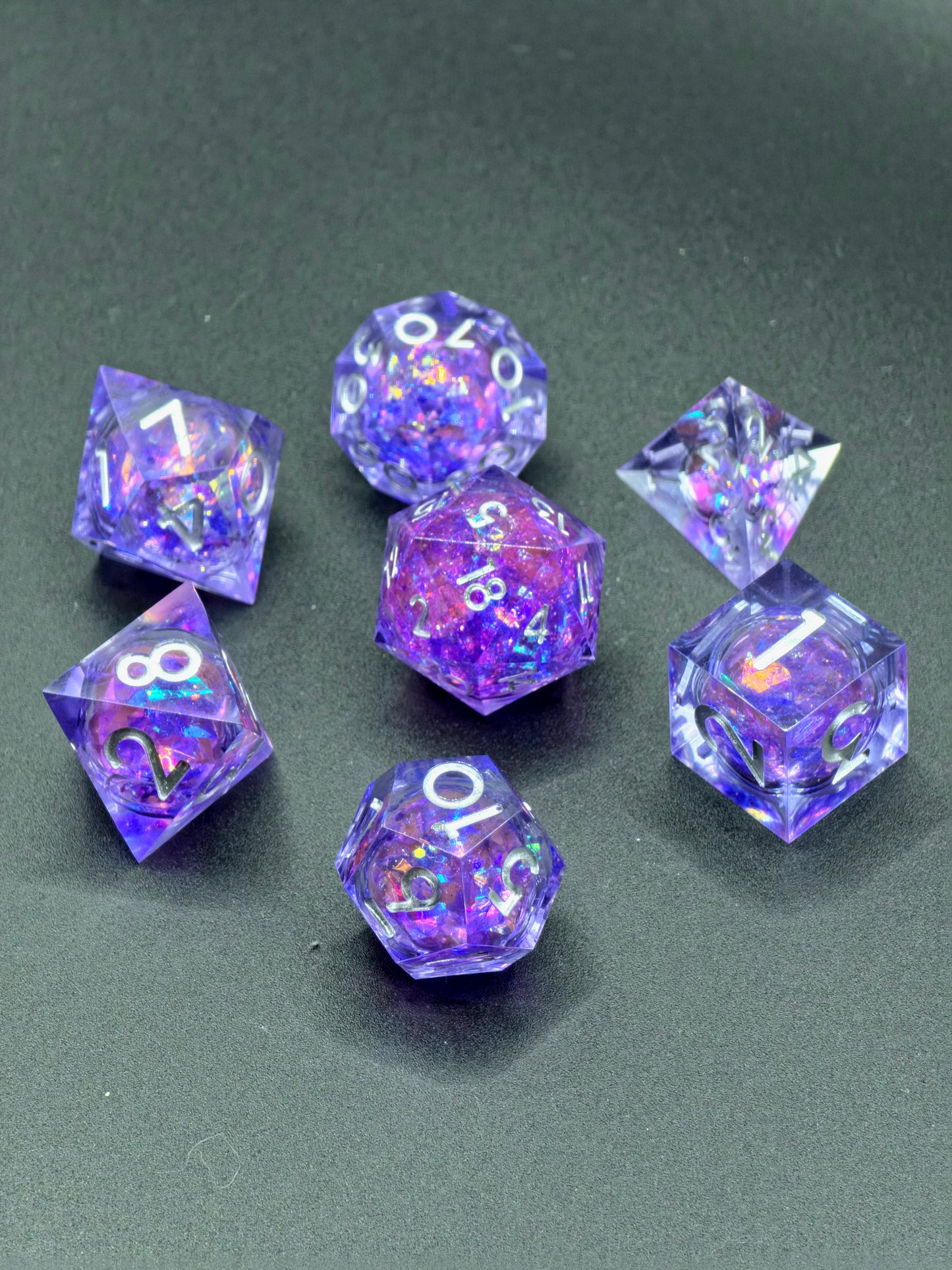 Polyedrischer Amethyst Liquid Core DnD Würfelset 7 Stück – Handgemachte Resin Dice mit flüssigem Kern & holografischem Glanz | Meteoriten