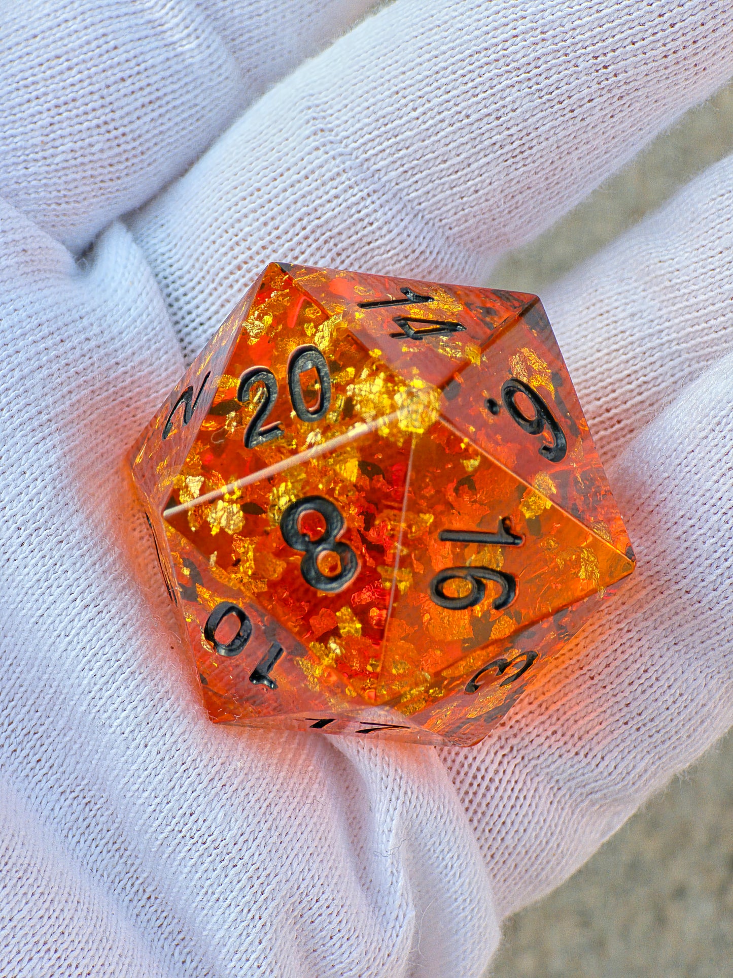Chonk Polyedrischer D20 Würfel 35mm im Bernstein Stil – Handgemachter Large Resin Amber Dice für DnD, TTRPG & Sammler