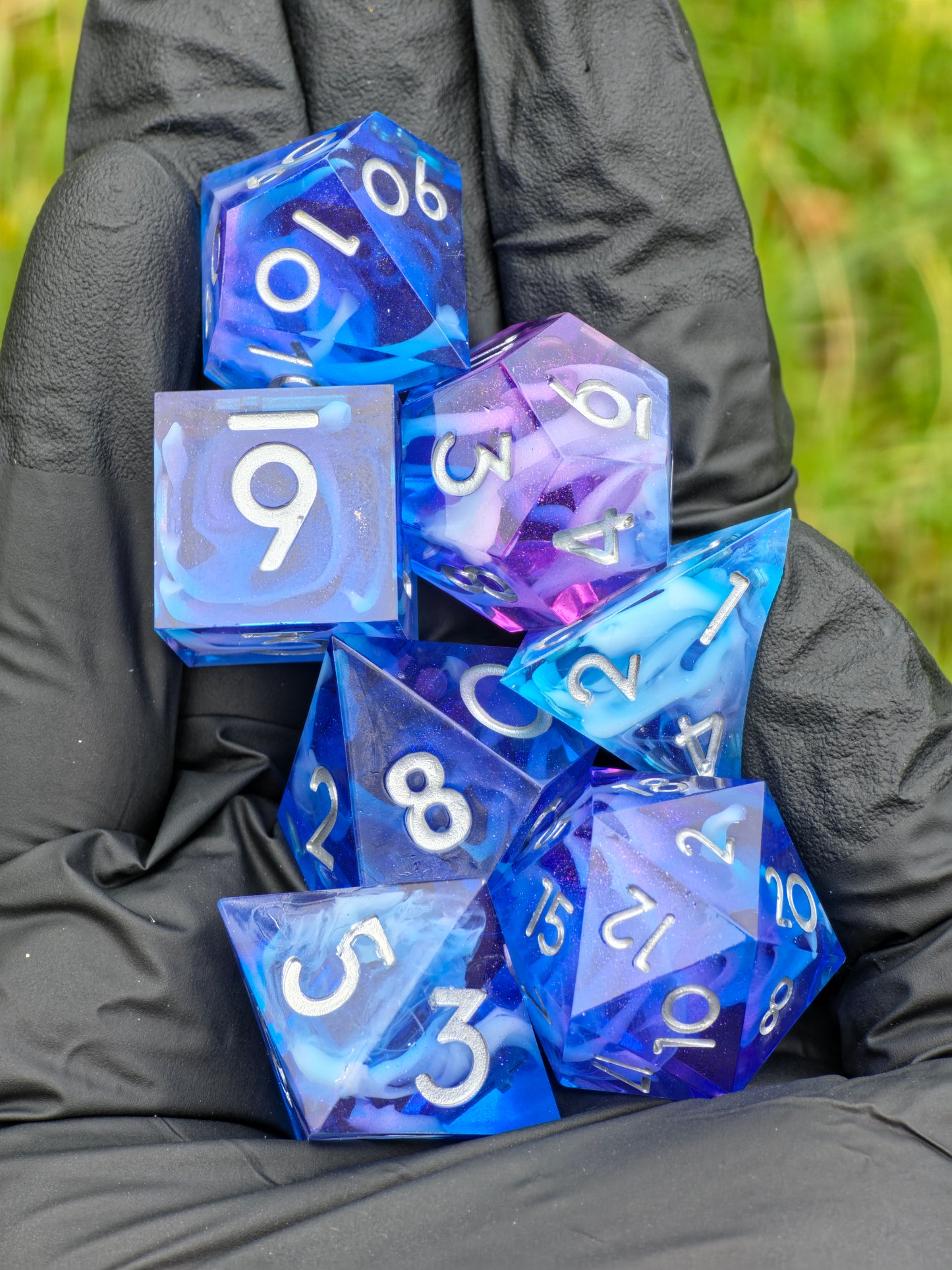 Polyedrisches Aurora Nebula DnD Würfelset 7 Stück – Mystic Sky Dice | Handgemachte Resin Würfel in Blau Lila Rosa mit Cloud Effekt | TTRPG D